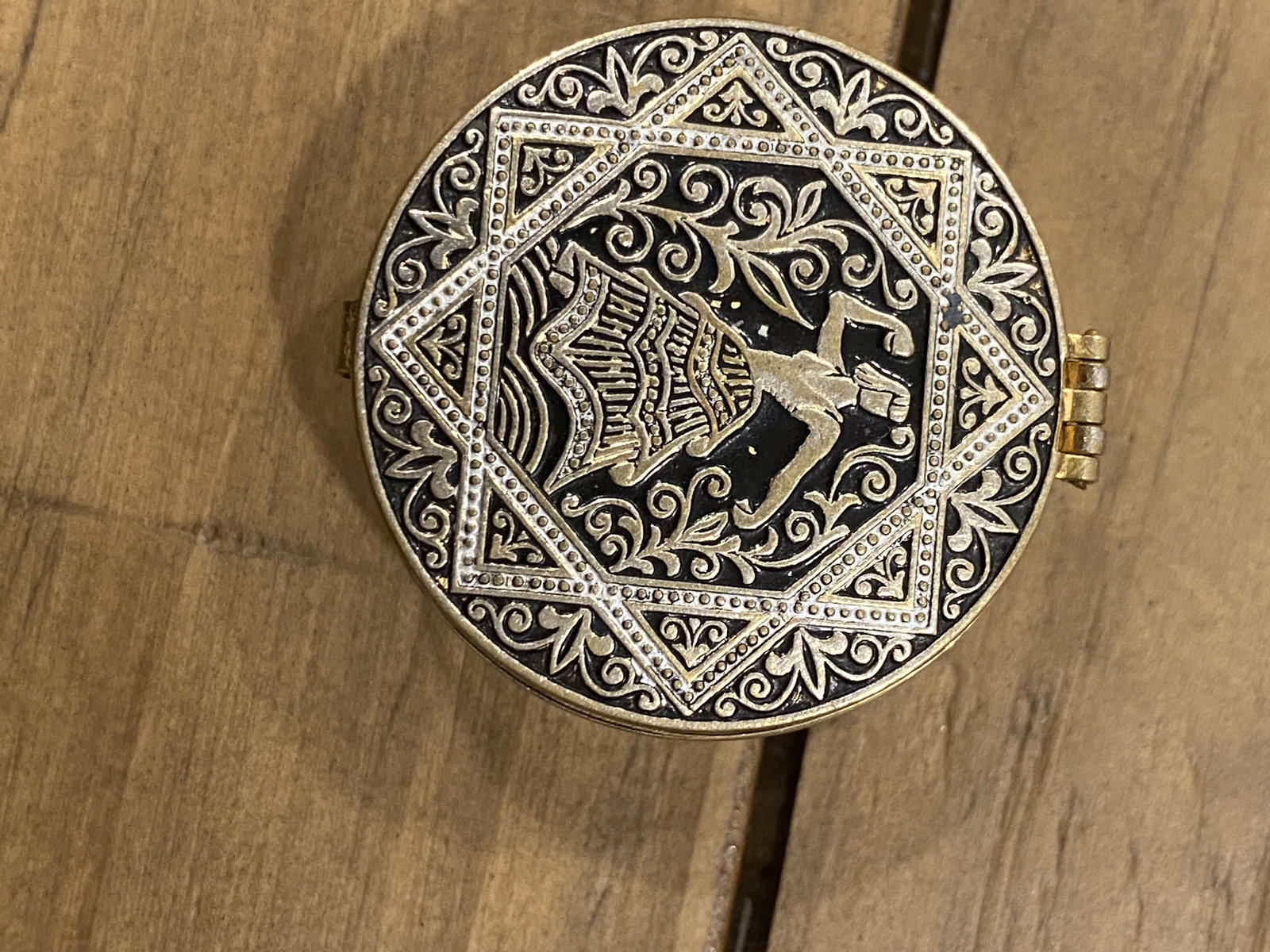 VINTAGE COLLECTIBLE LADIES COMPACT: VINTAGE COLLECTIBLE LADIES COMPACT