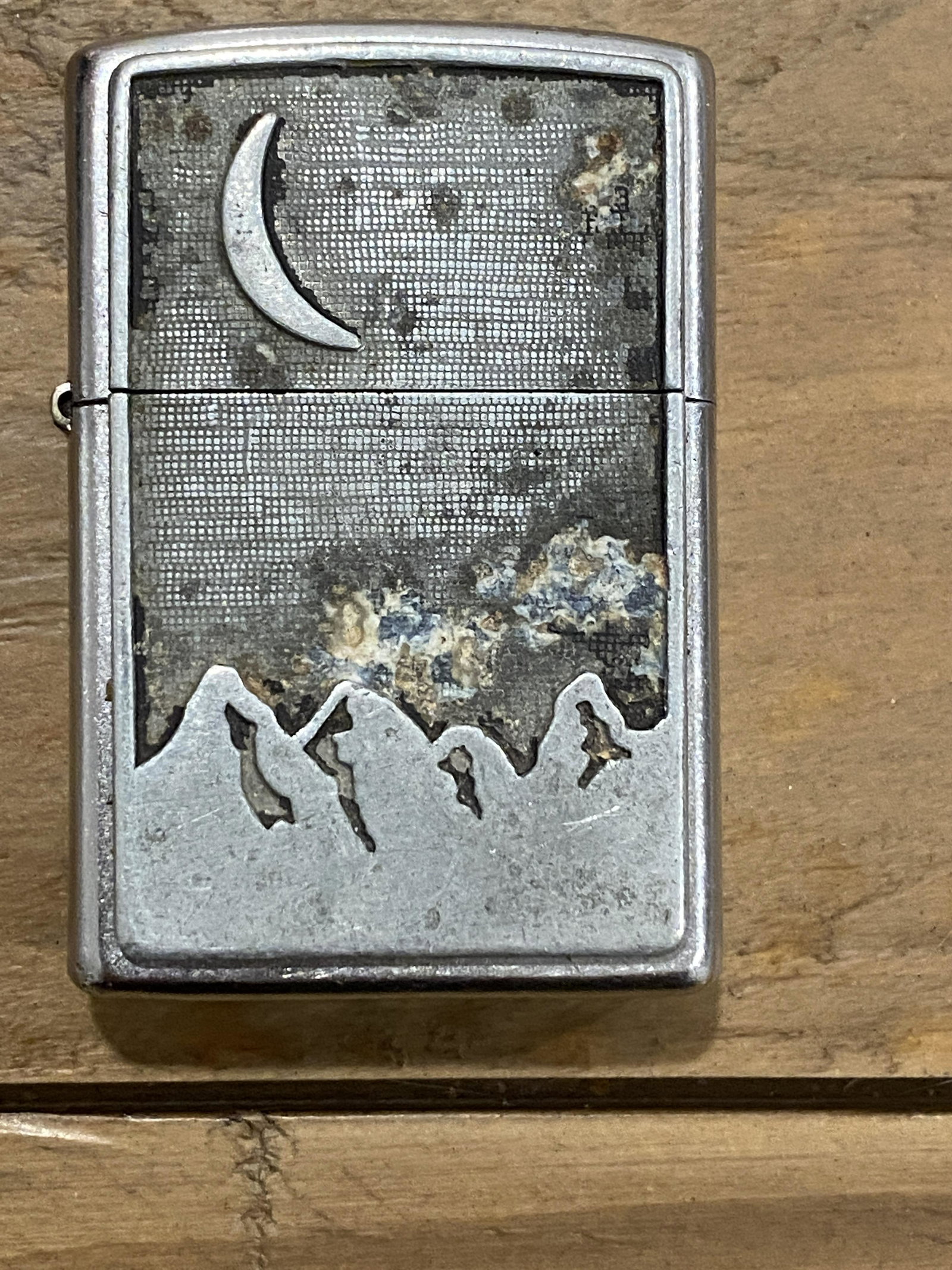 VINTAGE COLLECTIBLE ZIPPO STYLE LIGHTER: VINTAGE COLLECTIBLE ZIPPO STYLE LIGHTER. A GREAT FIND AND AN EXCELLENT ADDITION TO YOUR COLLECTION.