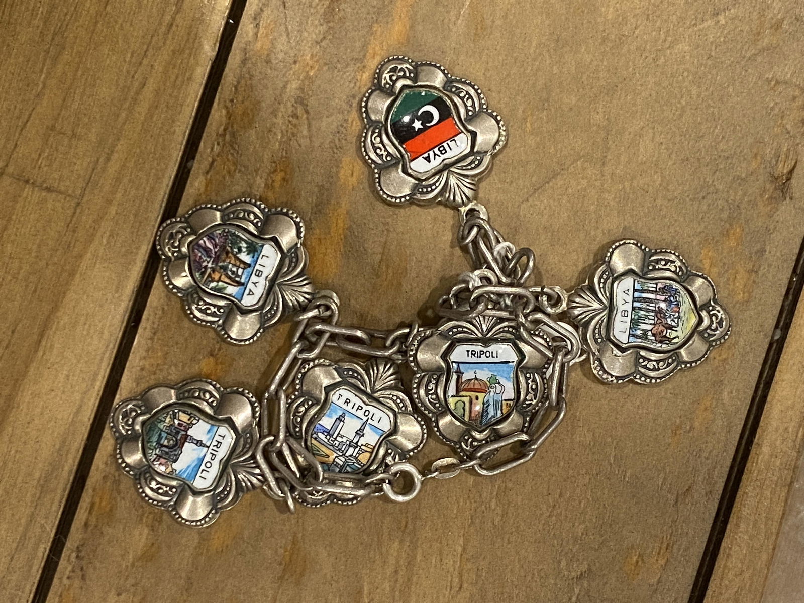 VINTAGE STERLING SILVER CHARMS BRACELET: VINTAGE STERLING SILVER CHARMS BRACELET. A GREAT FIND AND AN EXCELLENT ADDITION TO YOUR COLLECTION.