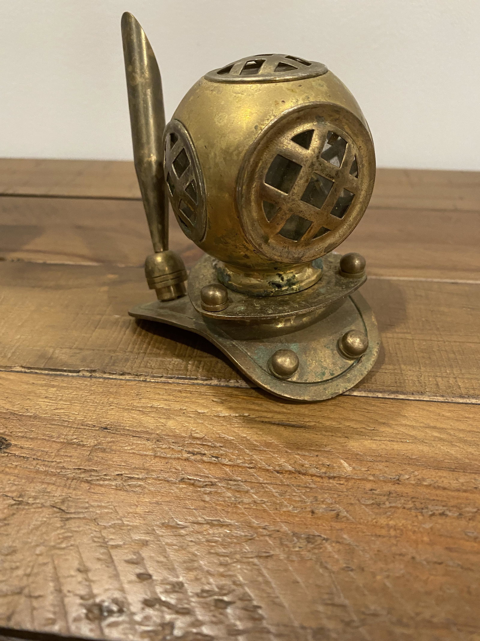 VINTAGE DIVERS HELMET DESK PEN HOLDER: VINTAGE DIVERS HELMET DESK PEN HOLDER. IN GOOD OVERALL SHAPE AND CONDITION. A GREAT FIND AND AN EXCELLENT ADDITION TO YOUR COLLECTION.