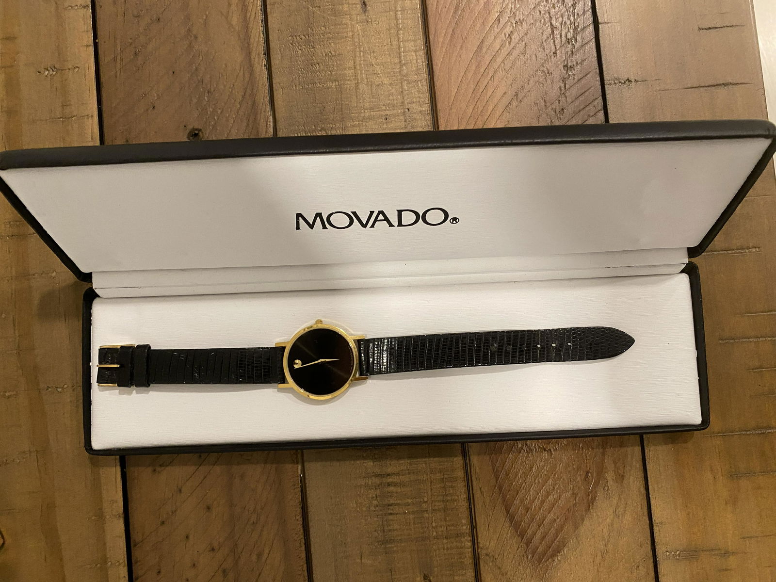 VINTAGE MENS MOVADO WRISTWATCH: VINTAGE MENS MOVADO WRISTWATCH. COMES WITH THE ORIGINAL BOX. A GREAT FIND AND AN EXCELLENT ADDITION TO YOUR COLLECTION.