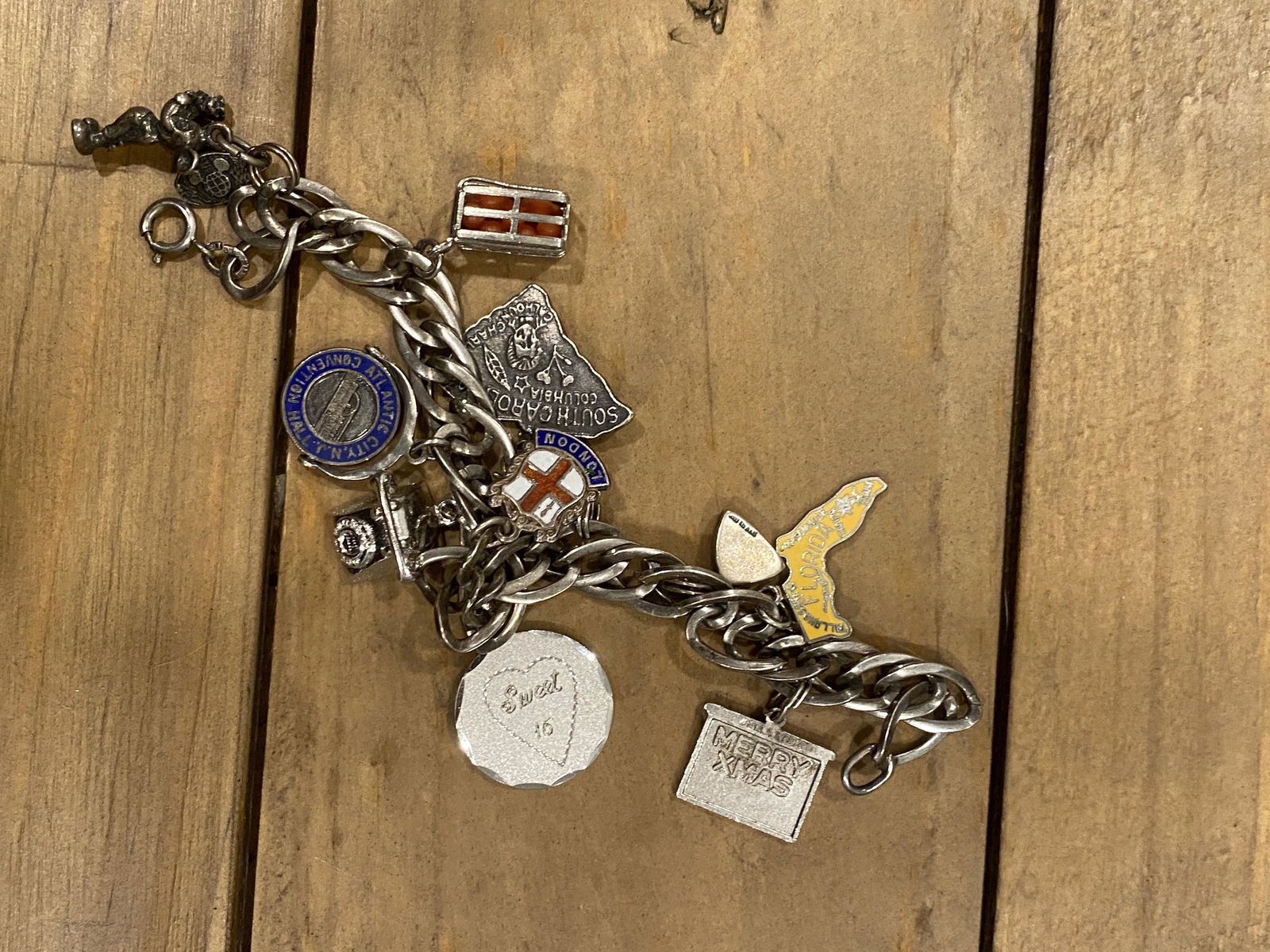 VINTAGE STELRING SILVER CHARMS BRACELET: VINTAGE STELRING SILVER CHARMS BRACELET. IN GOOD OVERALL SHAPE AND CONDITION. A GREAT FIND AND AN EXCELLENT ADDITION TO YOUR COLLECTION.