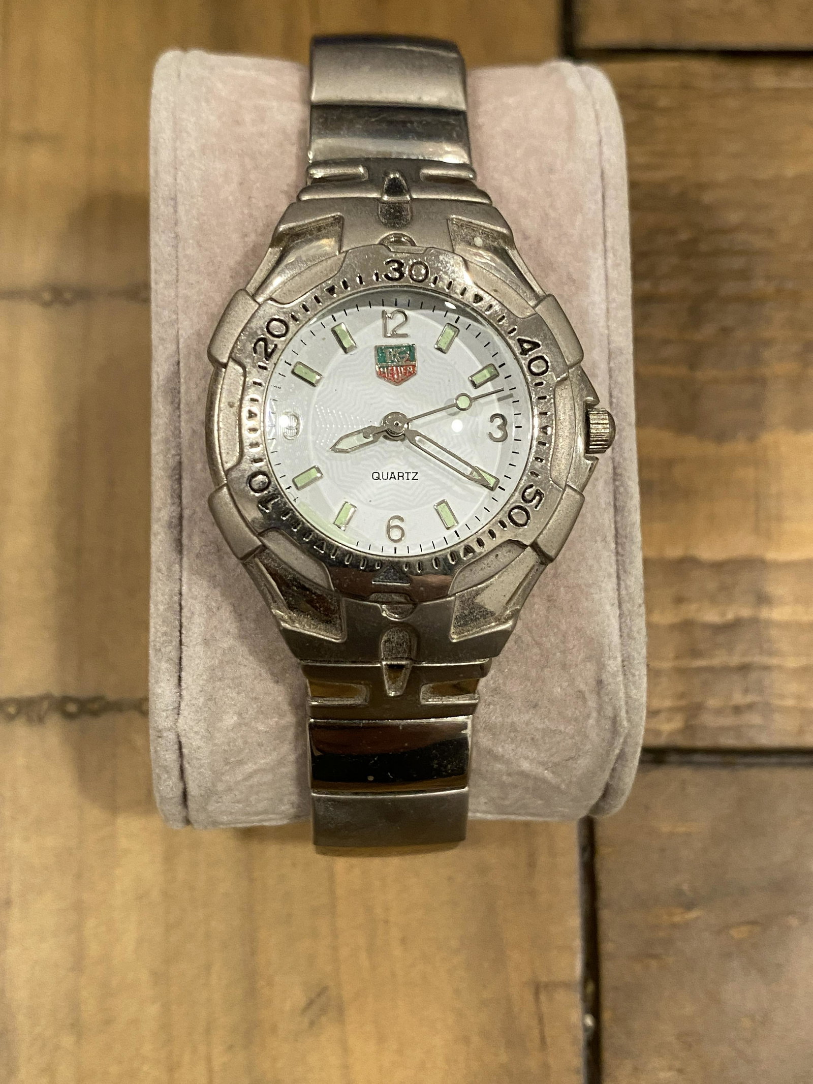 ESTATE VINTAGE TAG HEUER WRISTWATCH: ESTATE VINTAGE TAG HEUER WRISTWATCH. IN GOOD SHAPE AND WORKING ORDER. SOLD AS FOUND AT AN ESTATE. A GREAT FIND AND AN EXCELLENT ADDITION TO YOUR COLLECTION.