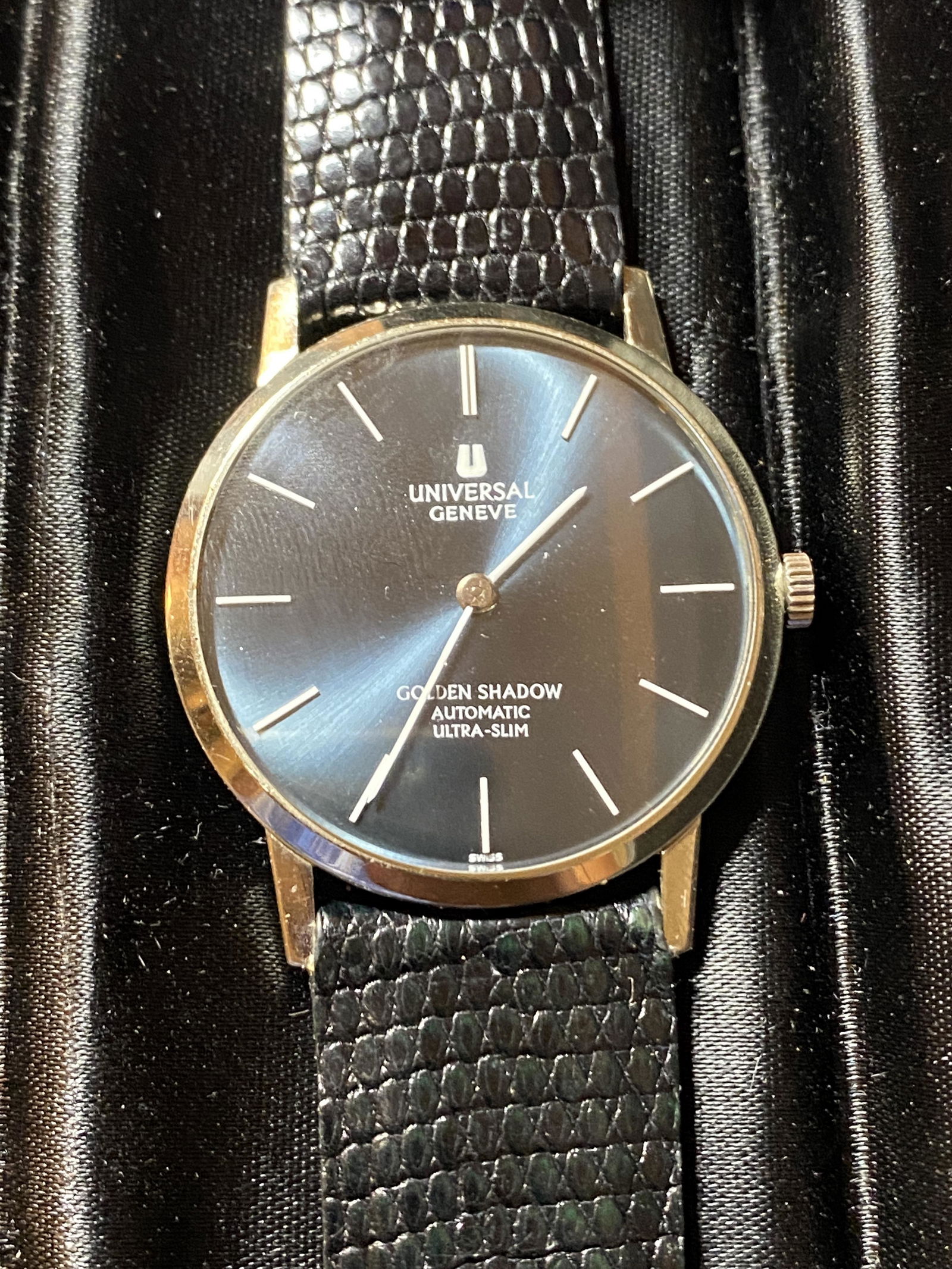 UNIVERSAL GENEVE 18K WHITE GOLD MENS WATCH - GOLDEN: UNIVERSAL GENEVE 18K WHITE GOLD MENS WATCH - GOLDEN SHADOW MODEL. IN MINT OVERALL SHAPE AND CONDITION. WATCH APPEARS TO BE NEW AND HARDLY WORN. COMES OUT OF A SAFETY DEPOSIT BOX. COMES WITH THE ORIGIN