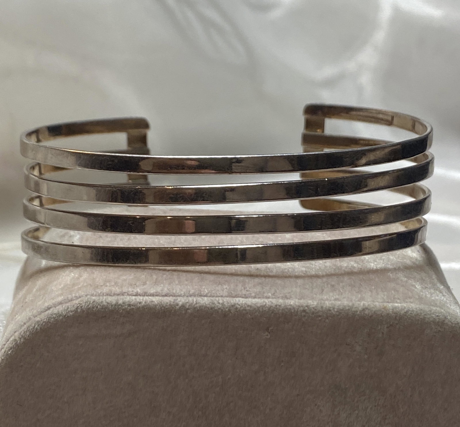 DESIGNER 4 ROW LADIES STERLING SILVER CUFF BANGLE: DESIGNER 4 ROW LADIES STERLING SILVER CUFF BANGLE BRACELET. IN MINT OVERALL SHAPE AND CONDITION. HAS A GREAT LOOK TO IT WITH AN EXCELLENT OVERALL EYE APPEAL. PLEASE VIEW ALL DETAILED PICTURES. A GREAT