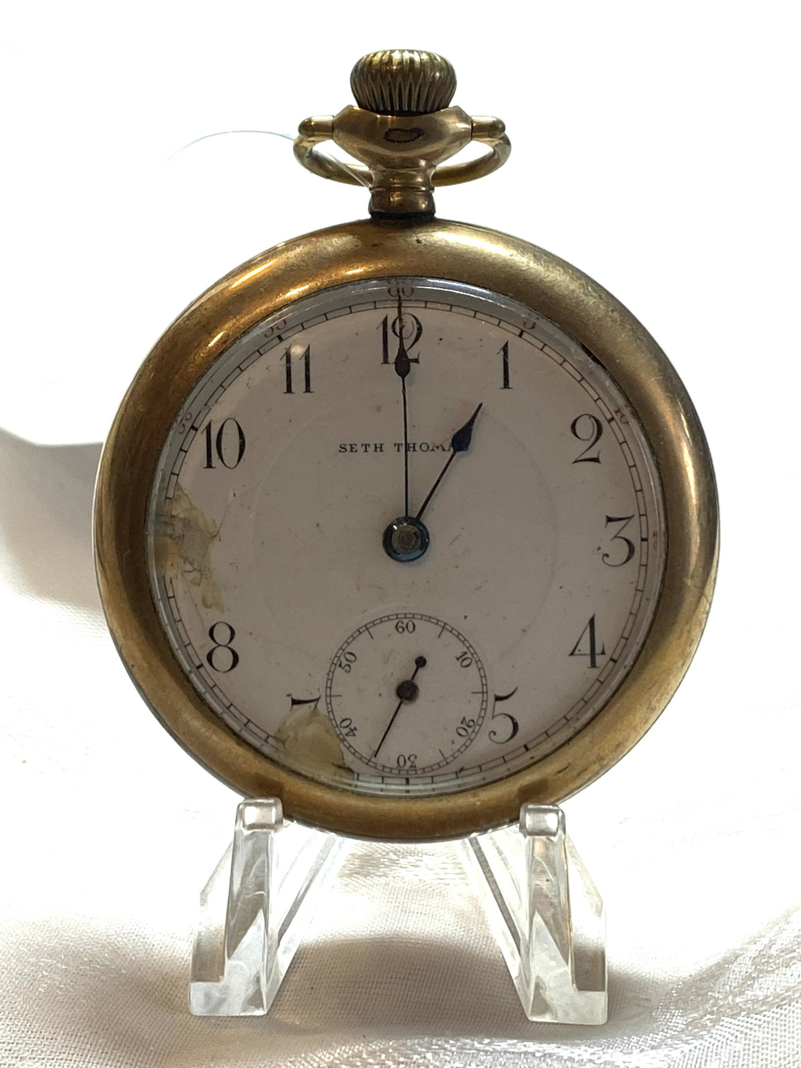 ANTIQUE SETH THOMAS MENS GOLD POCKET WATCH: ANTIQUE SETH THOMAS MENS GOLD POCKET WATCH. THIS IS A LARGER SIZED POCKET WATCH. APPEARS TO BE IN GOOD CONDITION. WATCH DOES NEED SERVICING. A GREAT ADDITION TO YOUR COLLECTION.