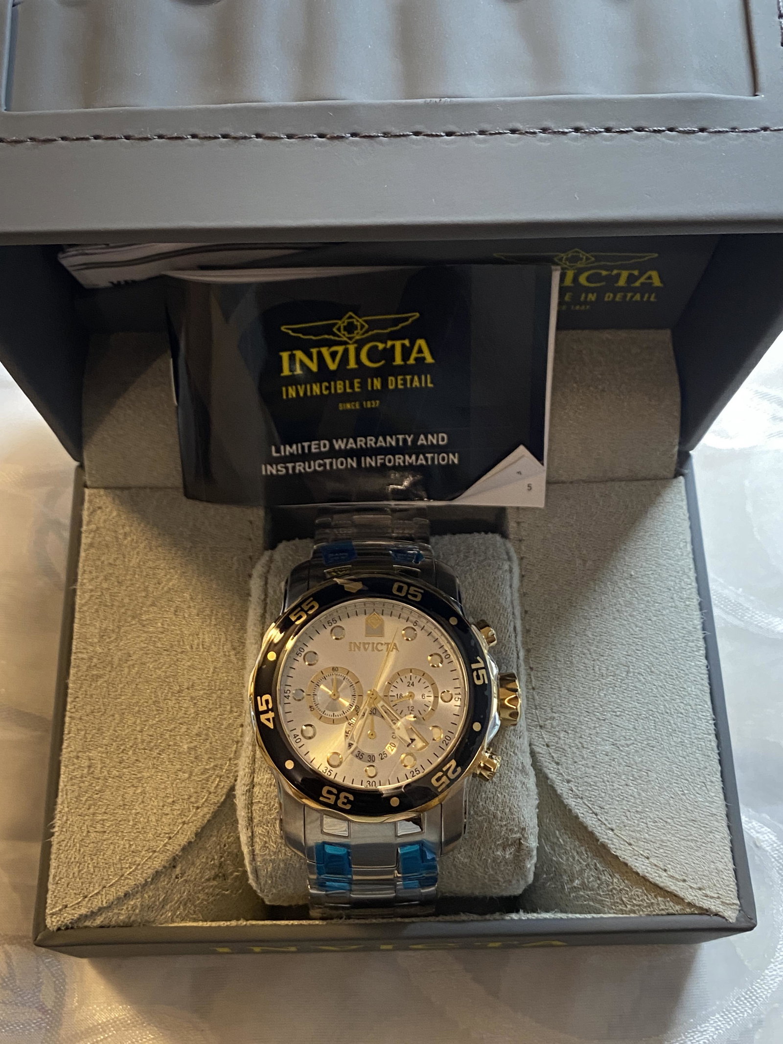 NEW INVICTA PRO DIVER TRINITE NIGHT GLOW WATCH W/BOX: NEW INVICTA PRO DIVER TRINITE NIGHT GLOW WATCH W/BOX. STILL HAS THE ORIGINAL PRICE TAG OF $895. THIS IS A NEW ITEM. RECENTLY FOUND AT AN ESTATE CLEANOUT. STILL HAS THE ORIGINAL PACKING ON THE WATCH. A
