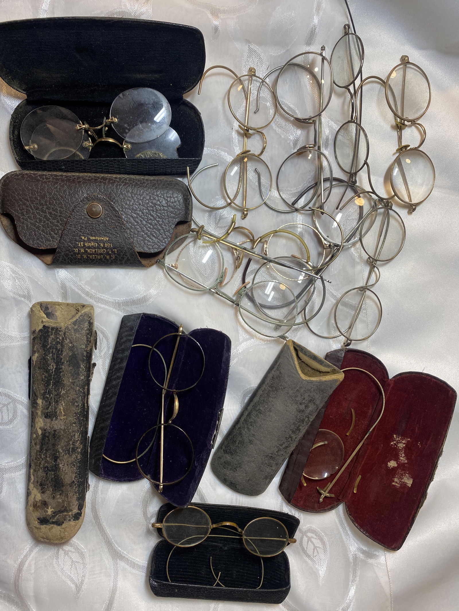 HUGE COLLECTION LOT OF VICTORIAN ANTIQUE GLASSES: HUGE COLLECTION LOT OF VICTORIAN ANTIQUE GLASSES. THIS IS AN ESTATE FIND. SOLD AS A LOT. ALL FOR ONE MONEY. A GREAT FIND AND N EXCELLENT ADDITION TO YOUR COLLECTION.