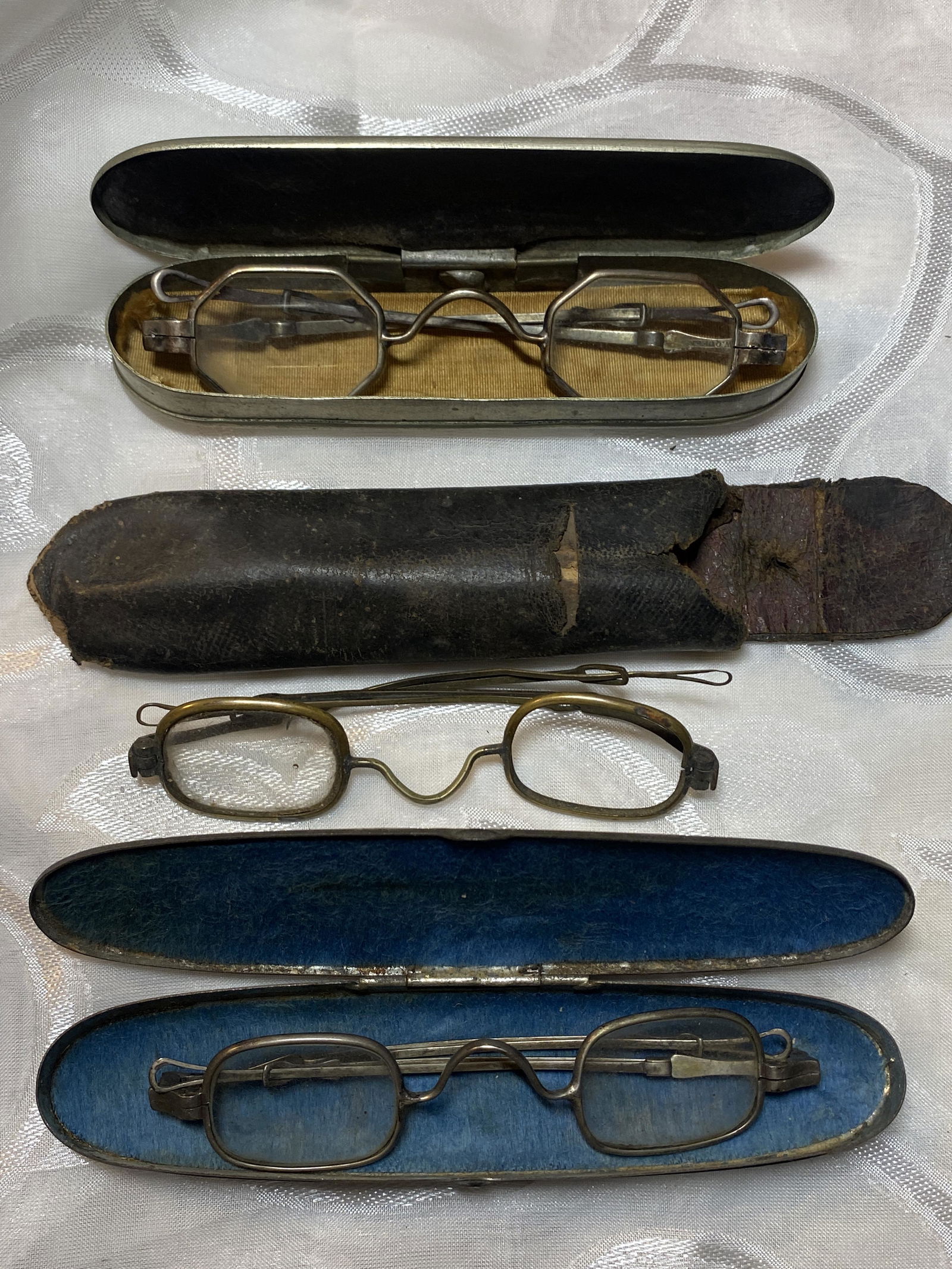 LOT OF (3) CIVIL WAR ERA READING GLASSES: LOT OF (3) CIVIL WAR ERA READING GLASSES. COMES WITH THE ORIGINAL CASES. A GREAT FIND AND AN EXCELLENT ADDITION TO YOUR COLLECTION.