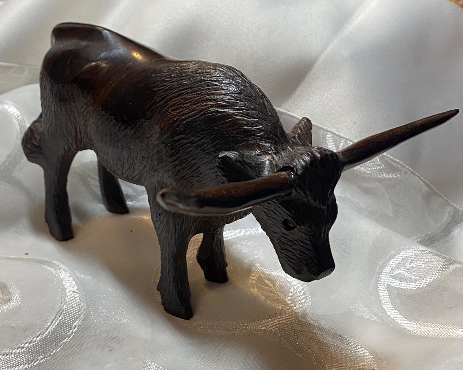 VINTAGE HAND CARVED WOODEN BULL SCULPTURE: VINTAGE HAND CARVED WOODEN BULL SCULPTURE. IN MINT OVERALL SHAPE AND CONDITION. A GREAT FIND AND AN EXCELLENT ADDITION TO YOUR COLLECTION.