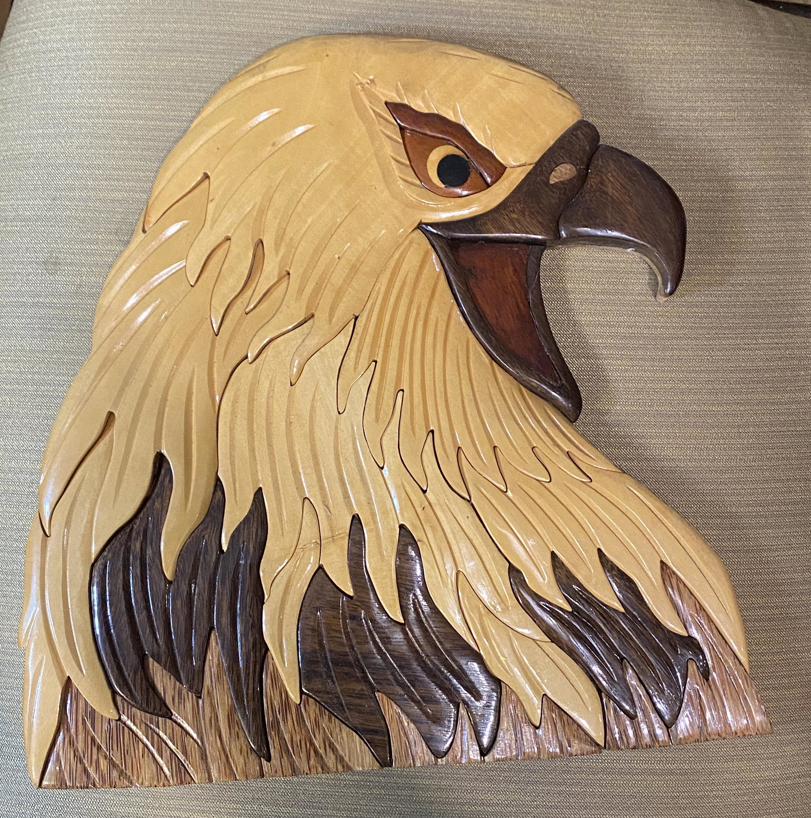 WOODEN CARVED BALD EAGLE PORTRAIT WALL HANGER: WOODEN CARVED BALD EAGLE PORTRAIT WALL HANGER. IN GOOD OVERAL SHAPE AND CONDITION. VERY DETAILED CRAFTSMANSHIP. A GREAT FIND AND AN EXCELLENT ADDITION TO YOUR COLLECTION.