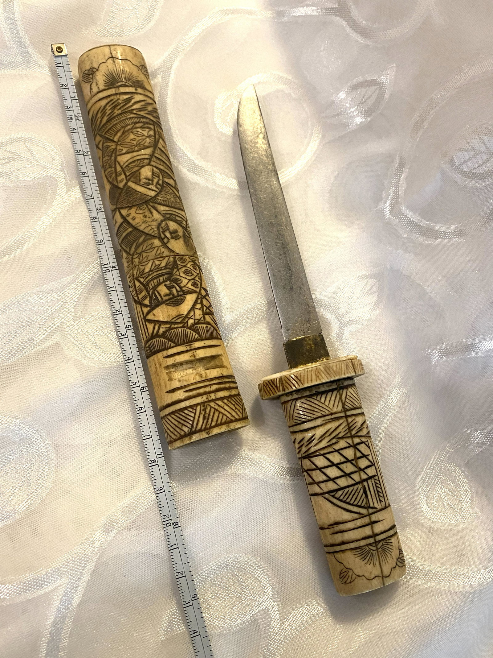 1800'S SCRIMSHAW BONE JAPANESE FIGHTING DAGGER / SHORT: 1800'S SCRIMSHAW BONE JAPANESE FIGHTING DAGGER / SHORT SWORD. IN GOOD OVERALL SHAPE AND CONDITION. WITH A BEAUTIFUL OVERALL PATINA. PLEASE VIEW ALL DETAILED PICTURES. A GREAT FIND AND AN EXCELLENT ADD