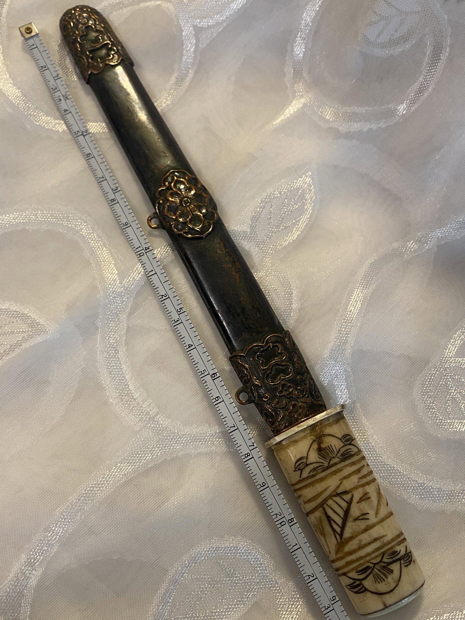 RARE 1800'S SCRIMSHAW BONE JAPANESE FIGHTING KNIFE: RARE 1800'S SCRIMSHAW BONE JAPANESE FIGHTING KNIFE DAGGER. IN GOOD OVERALL SHAPE AND CONDITION WITH A BEAUTIFUL OVERALL PATINA. COMES WITH THE ORIGINAL SCABBARD. VERY DETAILED WORK AND EXCELLENT OVERA