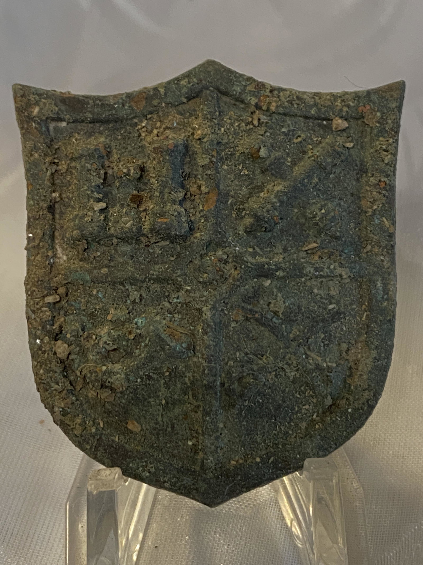 CIVIL WAR SHAKO HAT SHIELD INSIGNIA: CIVIL WAR SHAKO HAT SHIELD INSIGNIA. THIS IS A DUG RELIC. PLEASE VIEW ALL DETAILED PICTURES. A GREAT FIND AND AN EXCELLENT ADDITION TO YOUR COLLECTION.