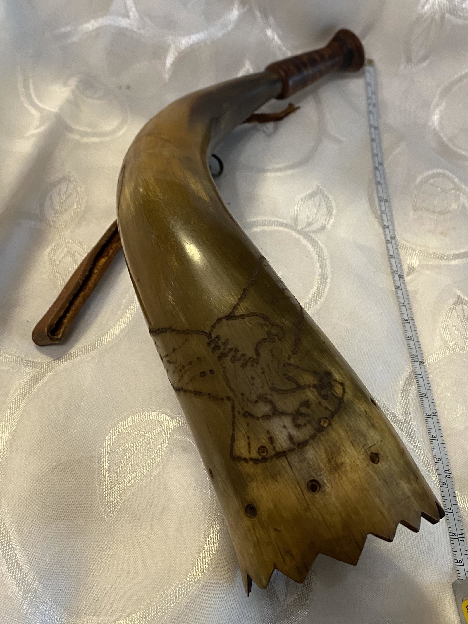 RARE CIVIL WAR CONFEDERATE SCRIMSHAW POWDER HORN: RARE CIVIL WAR CONFEDERATE SCRIMSHAW POWDER HORN. IN EXCELLENT OVERALL SHAPE AND CONDITION WITH A BEAUTIFUL OVERALL PATINA. HAS A BEAUTIFUL SCRIMSHAW EAGLE ON THE FRONT. PLEASE VIEW ALL DETAILED PICTU