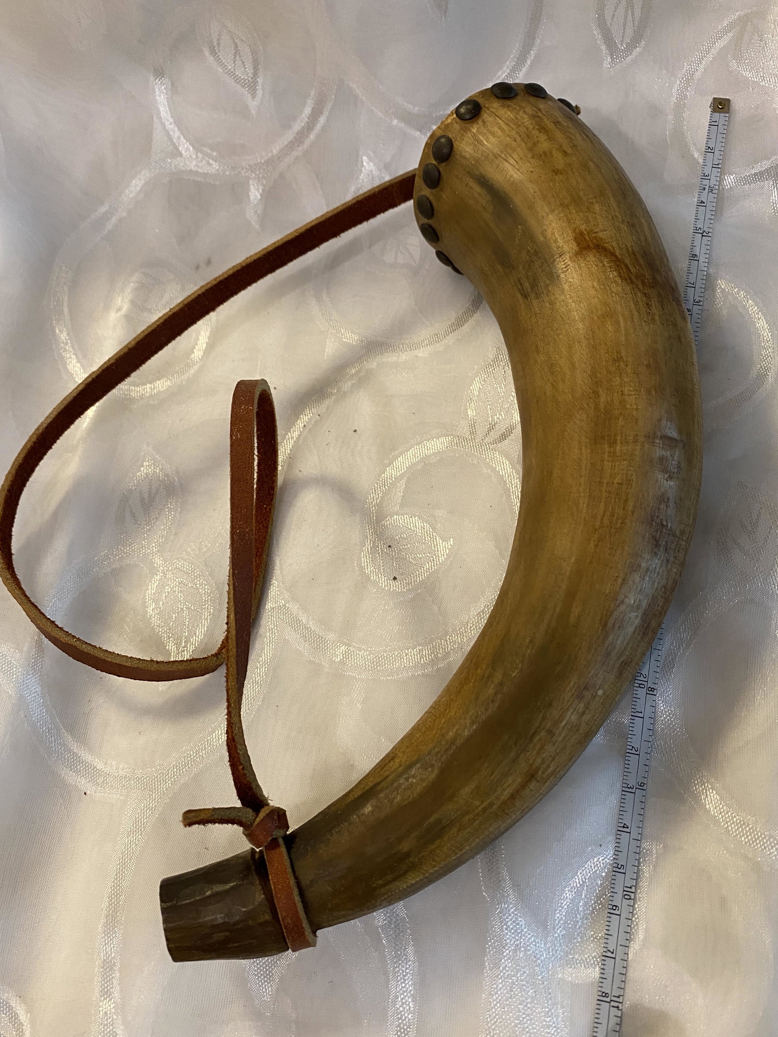LARGE SIZED CONFEDERATE CIVIL WAR LARGE POWDER HORN: LARGE SIZED CONFEDERATE CIVIL WAR LARGE POWDER HORN. IN MINT OVERALL SHAPE AND CONDITION. COMES WITH THE ORIGINAL SLING. PLEASE VIEW ALL DETAILED PICTURES. A GREAT FIND AND AN EXCELLENT ADDITION TO YO