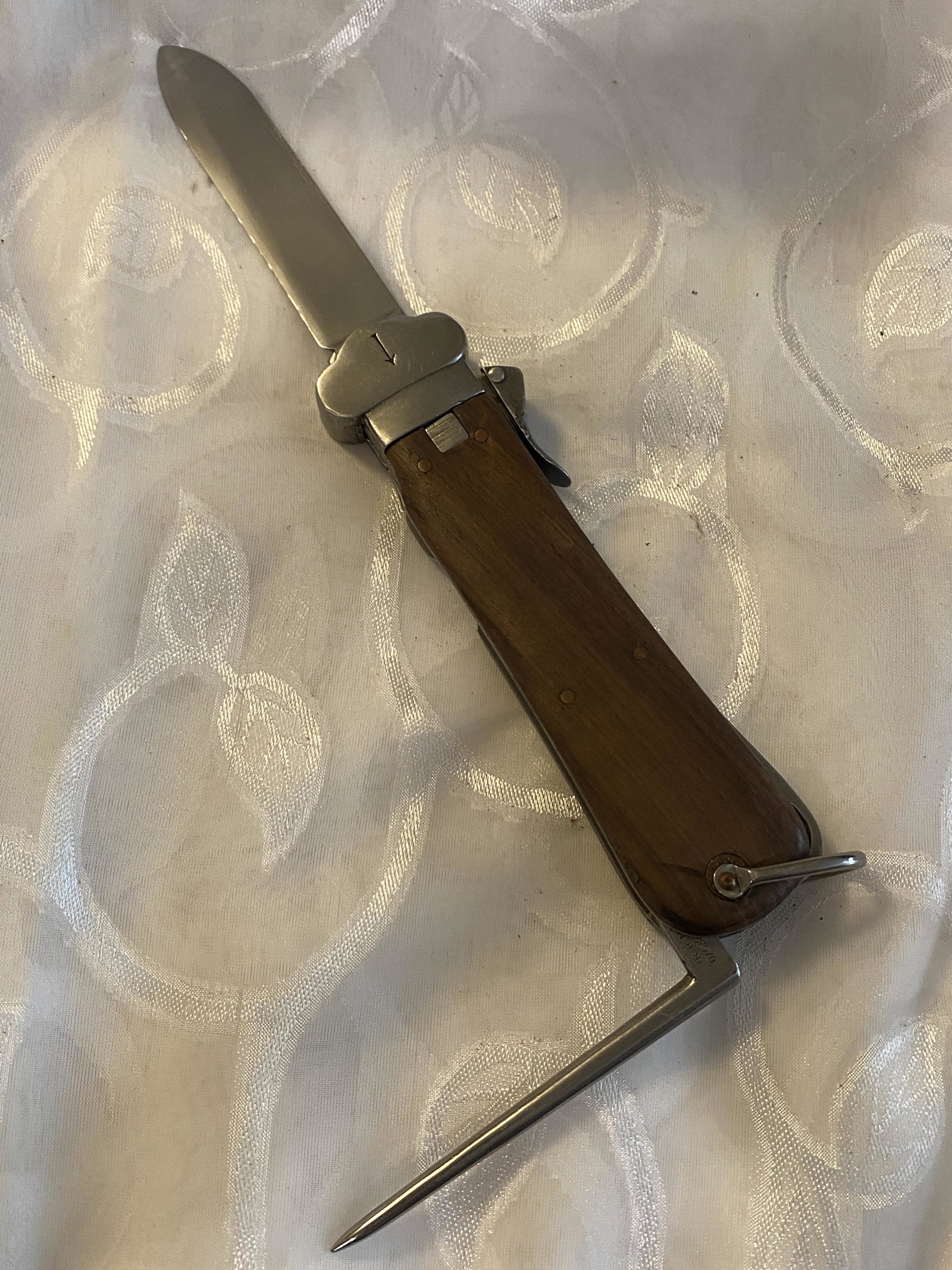 RARE WW2 GERMAN NAZI PARATROOPER GRAVITY KNIFE: RARE WW2 GERMAN NAZI PARATROOPER GRAVITY KNIFE. IN MINT OVERALL SHAPE AND CONDITION WITH A BEAUTIFUL OVERALL PATINA. HAS MAKER MARKS ON THE END OF SPIKE BLADE - VIEW PICTURES. VERY WELL MADE AND SOLID