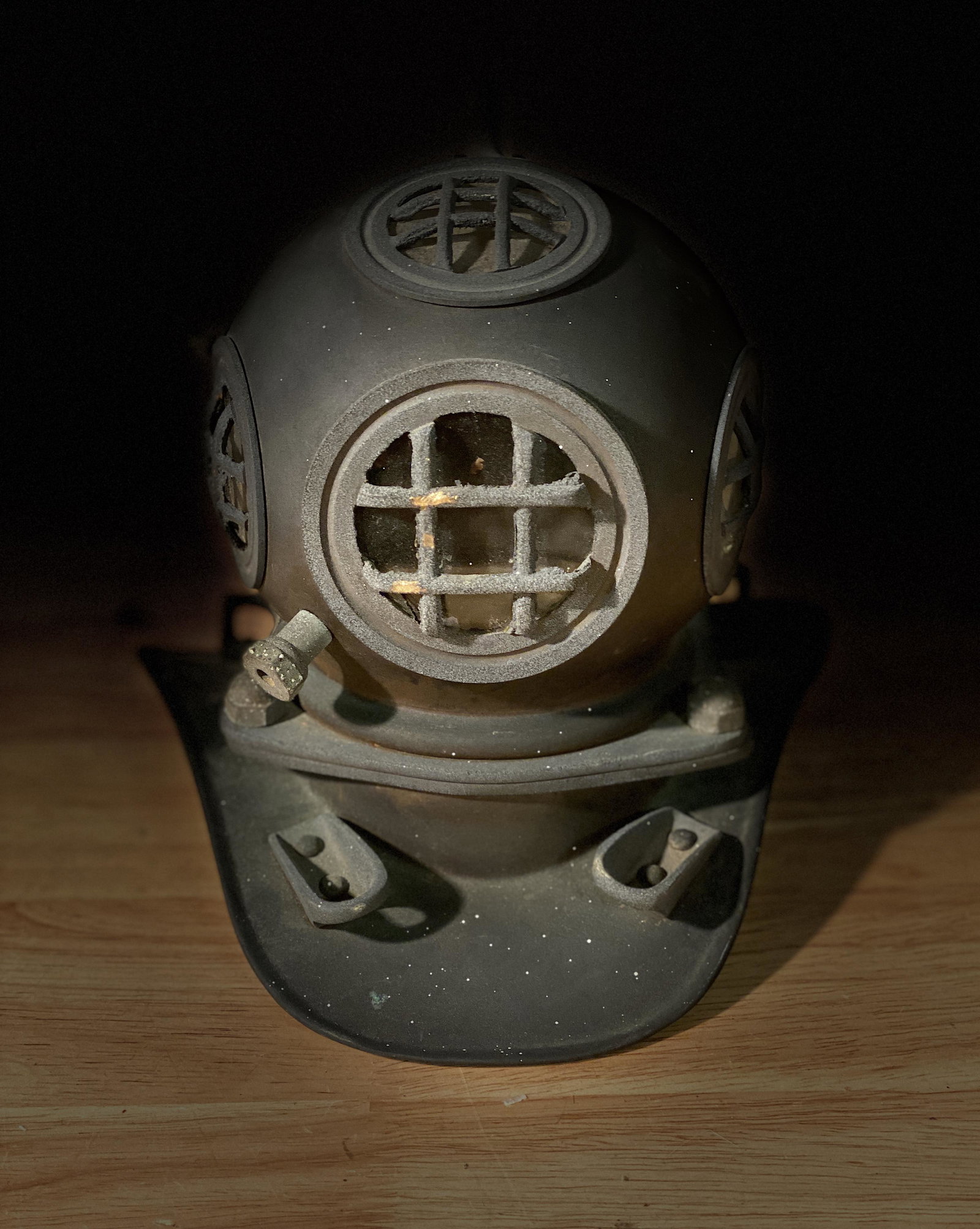 RARE ROLEX STORE DISPLAY DIVER'S HELMET: RARE ROLEX STORE DISPLAY DIVER'S HELMET. THIS IS A VERY RARE FIND FROM THE 1960'S/1970'S. HAS A GREAT LOOK TO IT WITH AN EXCELLENT OVERAL EYE APPEAL. ALSO A BEAUTIFUL PATINA THROUGHOUT. THIS IS AN ORI