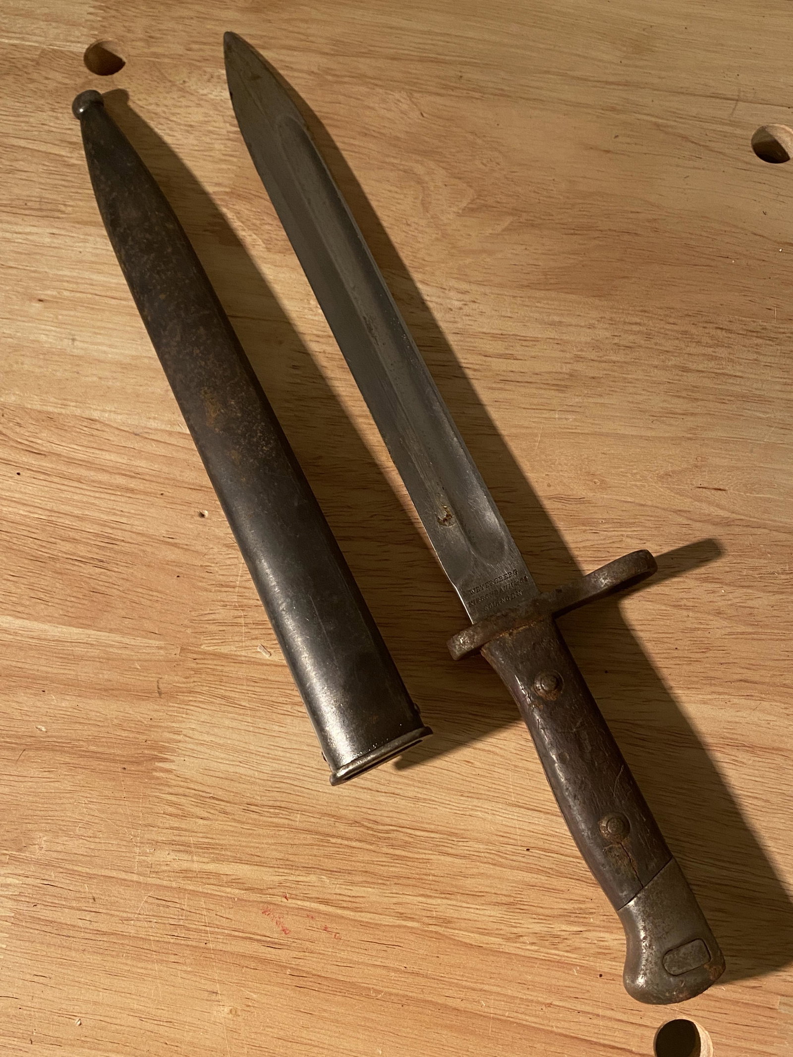 WW1 GERMAN WEYERSBERG KIRSCHBAUM & CO BAYONET: WW1 GERMAN WEYERSBERG KIRSCHBAUM & CO BAYONET. IN MINT OVERALL SHAPE AND CONDITION WITH A BEAUTIFUL OVERALL PATINA. HAS A GREAT LOOK TO IT WITH AN EXCELLENT OVERALL EYE APPEAL. THIS BAYONET IS MARKED 
