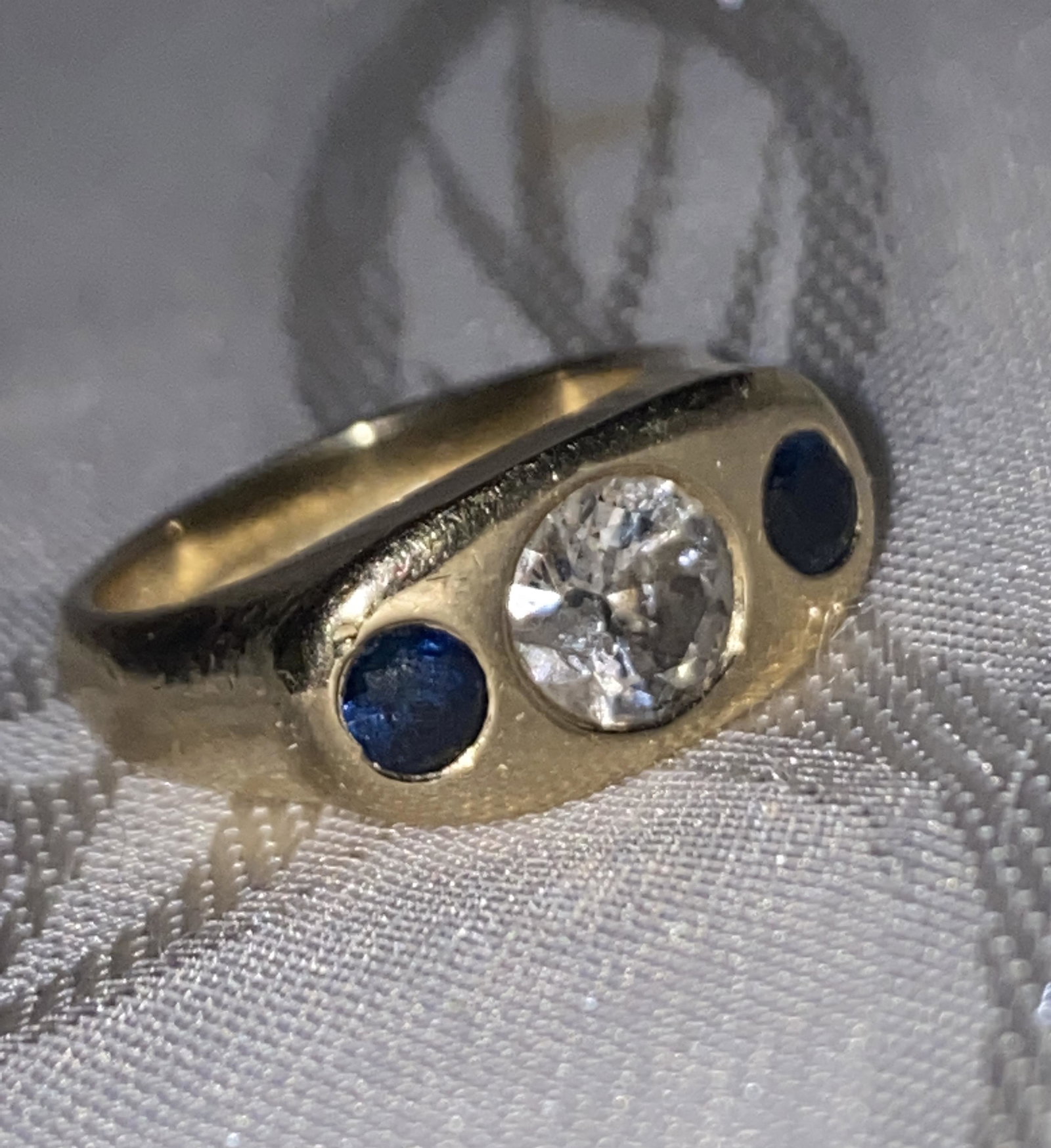 HEAVY 14K GOLD 1.0 CT DIAMOND RING W/ SAPPHIRES: HEAVY 14K GOLD 1.0 CT DIAMOND RING W/ 0.25 TCW SAPPHIRES. THIS RING HAS A CENTER DIAMOND THAT IS APPROX. EST. 1.0 CT ROUND SOLITAIRE DIAMOND. THE DIAMOND DOES HAVE A CHIP ON THE EDGE OF THE DIAMOND. N