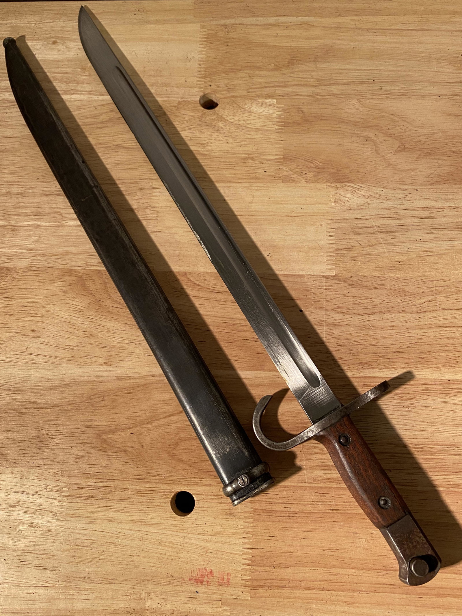 RARE WW1 ERA GERMAN BAYONET W/SCABBARD: RARE WW1 ERA GERMAN BAYONET W/SCABBARD. IN GOOD OVERALL SHAPE AND CONDITION WITH MAKER MARKS. PLEASE VIEW ALL DETAILED PICTURES. A GREAT FIND AND AN EXCELLENT ADDITION TO YOUR COLLECTION.