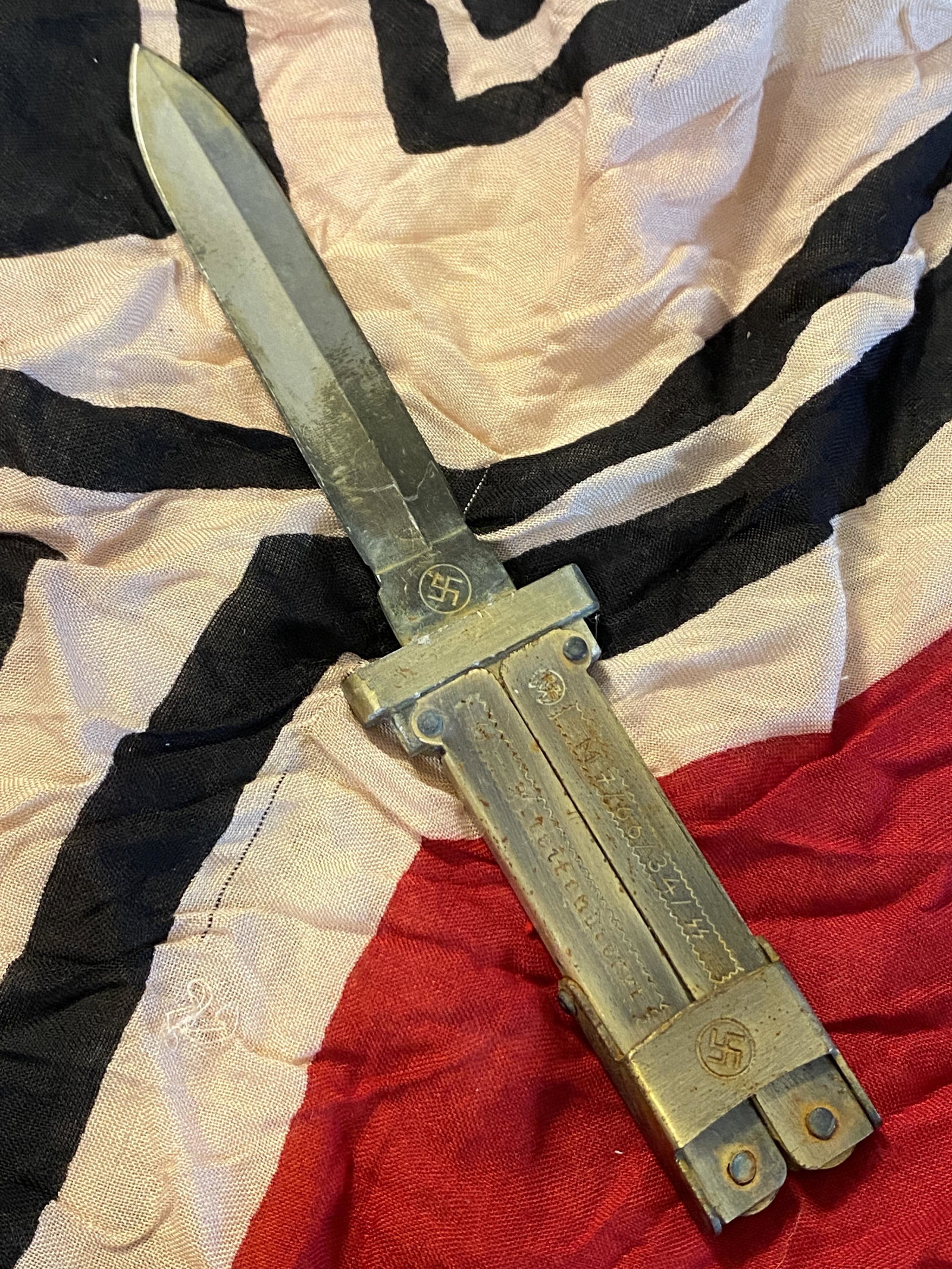 RARE WW2 GERMAN SS PARATROOPER FOLDING KNIFE: RARE WW2 GERMAN SS PARATROOPER FOLDING KNIFE. IN GOOD OVERALL SHAPE AND CONDITION WITH A BEAUTIFUL OVERALL PATINA. HAS A GREAT LOOK TO IT WITH AN EXCELLENT OVERALL EYE APPEAL. OPENS AND CLOSES FREELY.