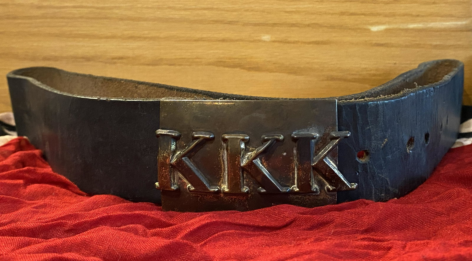 ANTIQUE KKK KLAN MEMBERS BELT W/BUCKLE: ANTIQUE KKK KLAN MEMBERS BELT W/BUCKLE. THIS ITEM IS MARKED N.C. ON THE INSIDE OF IT. COMES WITH A HISTORIC COLLECTION OF ITEMS. PLEASE VIEW ALL DETAILED PICTURES. A GREAT FIND AND AN EXCELLENT ADDITI