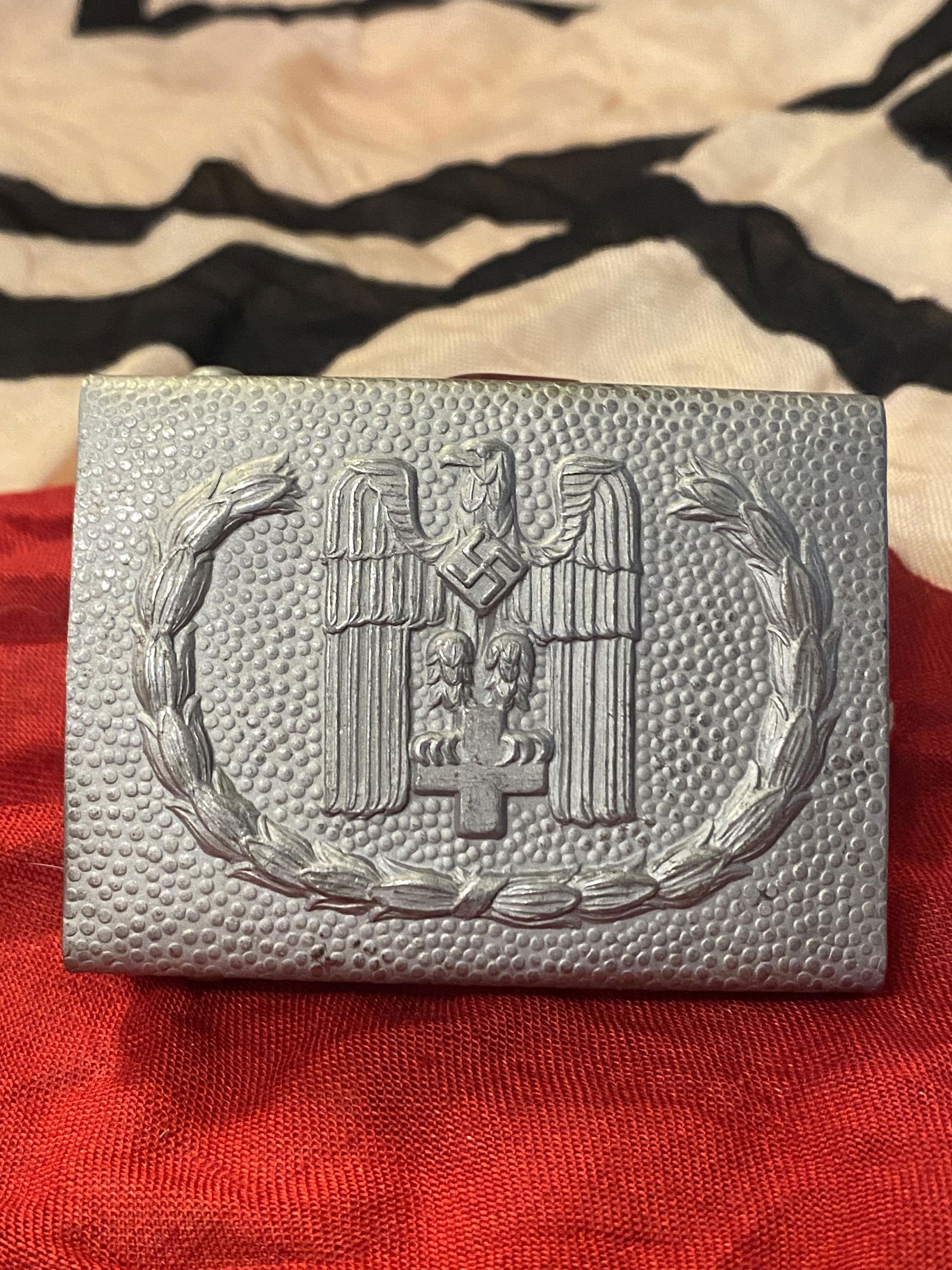 WW2 GERMAN NAZI RED CROSS DRK BELT BUCKLE: WW2 GERMAN NAZI RED CROSS DRK BELT BUCKLE. IN MINT OVERALL SHAPE AND CONDITION WITH A BEAUTIFUL OVERALL PATINA. HAS A GRET LOOK TO IT WITH AN EXCELLENT OVERALL EYE APPEAL. A GREAT FIND AND AN EXCELLEN