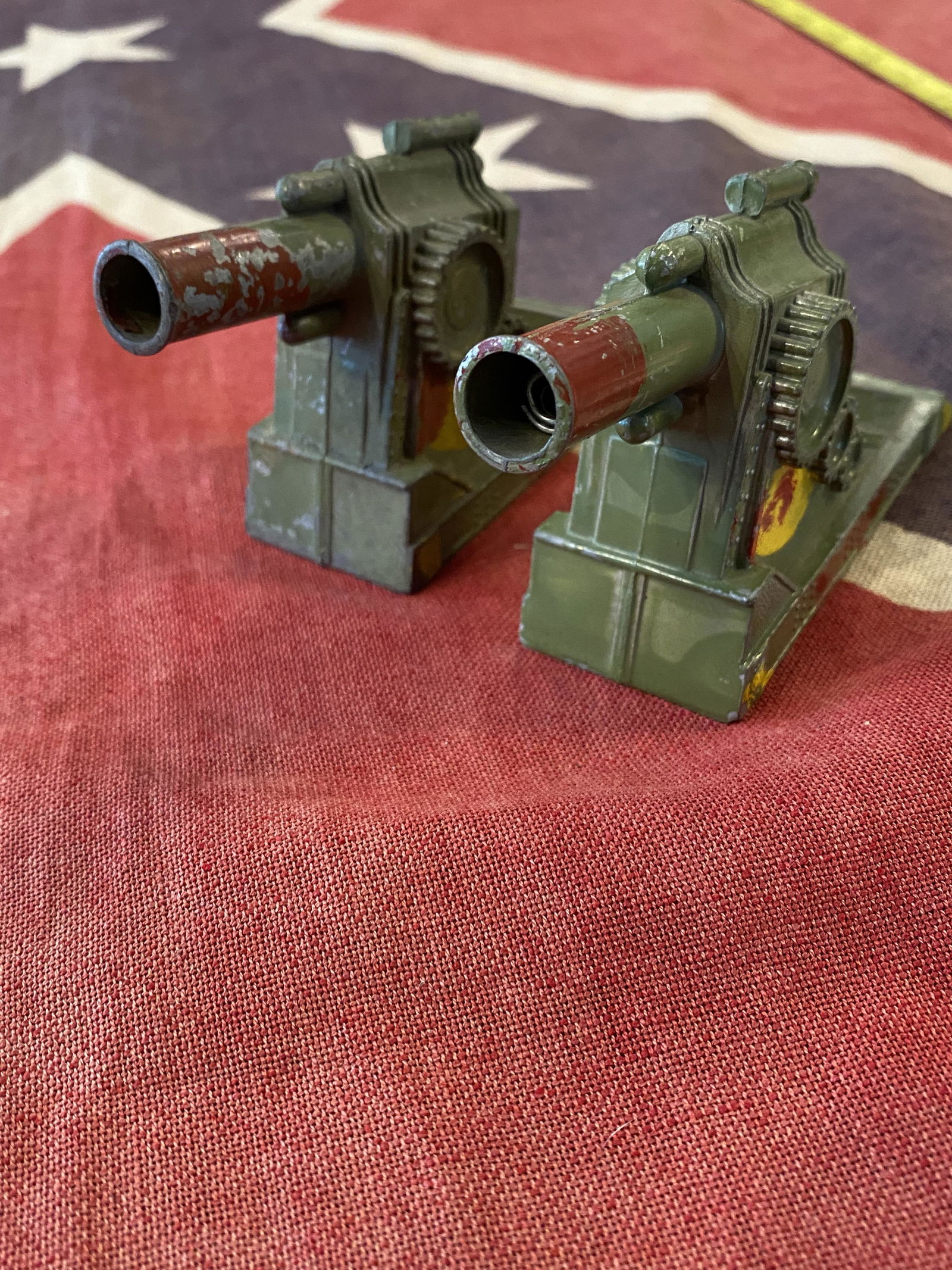 PAIR OR 2 EARLY MACHINE GUN TOY CANNONS: PAIR OR 2 EARLY MACHINE GUN TOY CANNONS. SOLD AS A PAIR. PLEASE VIEW ALL DETAILED PICTURES. A GREAT FIND AND AN EXCELLENT ADDITION TO YOUR COLLECTION.