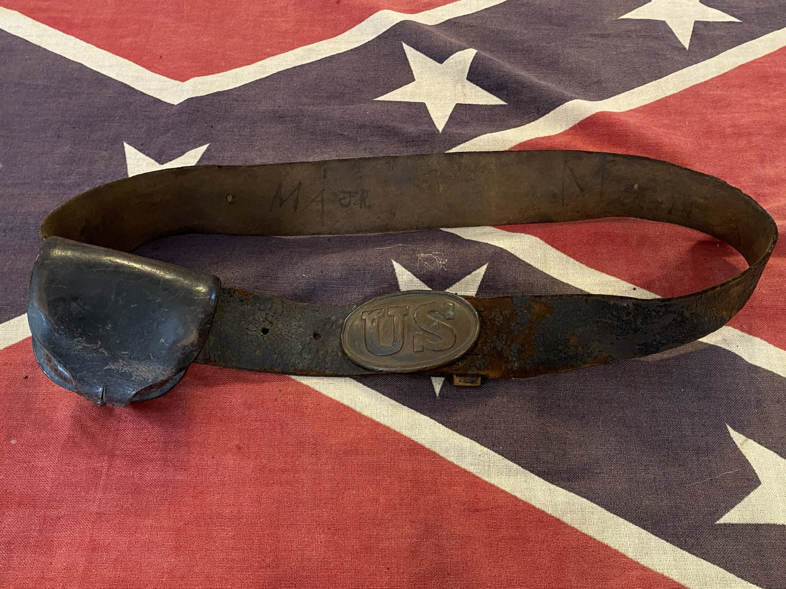 ID'D CIVIL WAR U.S. WARRIOR BELT W/BUCKLE & CAP BOX: ID'D CIVIL WAR U.S. WARRIOR BELT W/BUCKLE & CAP BOX. IN EXCELLENT OVERALL SHAPE AND CONDITION WITH A BEAUTIFUL OVERALL PATINA. THE BELT BUCKLE HS PUPPY PAWS ON THE BACK. THE OVERALL BELT IN IN MINT CO
