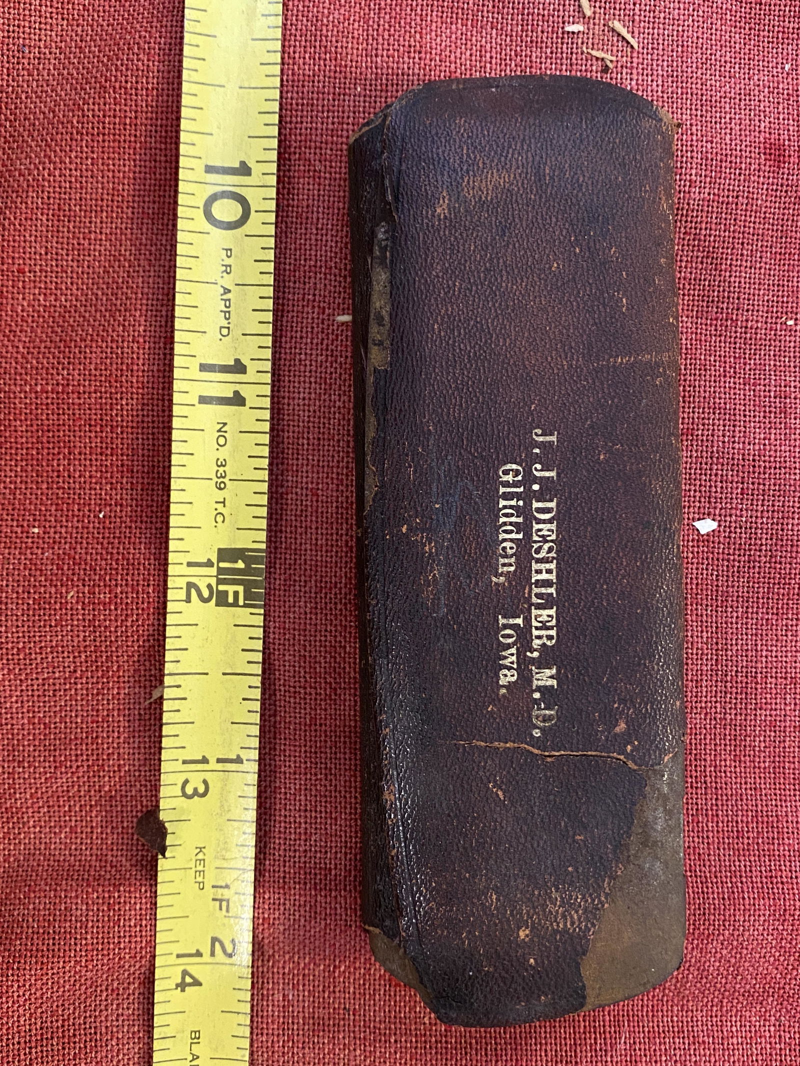 RARE PAIR OF CIVIL WAR GENERALS READING GLASSES IN CASE: RARE PAIR OF CIVIL WAR GENERALS READING GLASSES IN CASE. VERY UNIQUE DETAILED DESIGN WITH A NICE CRAFTSMANSHIP. A GREAT FIND AND AN EXCELLENT ADDITION TO YOUR COLLECTION.