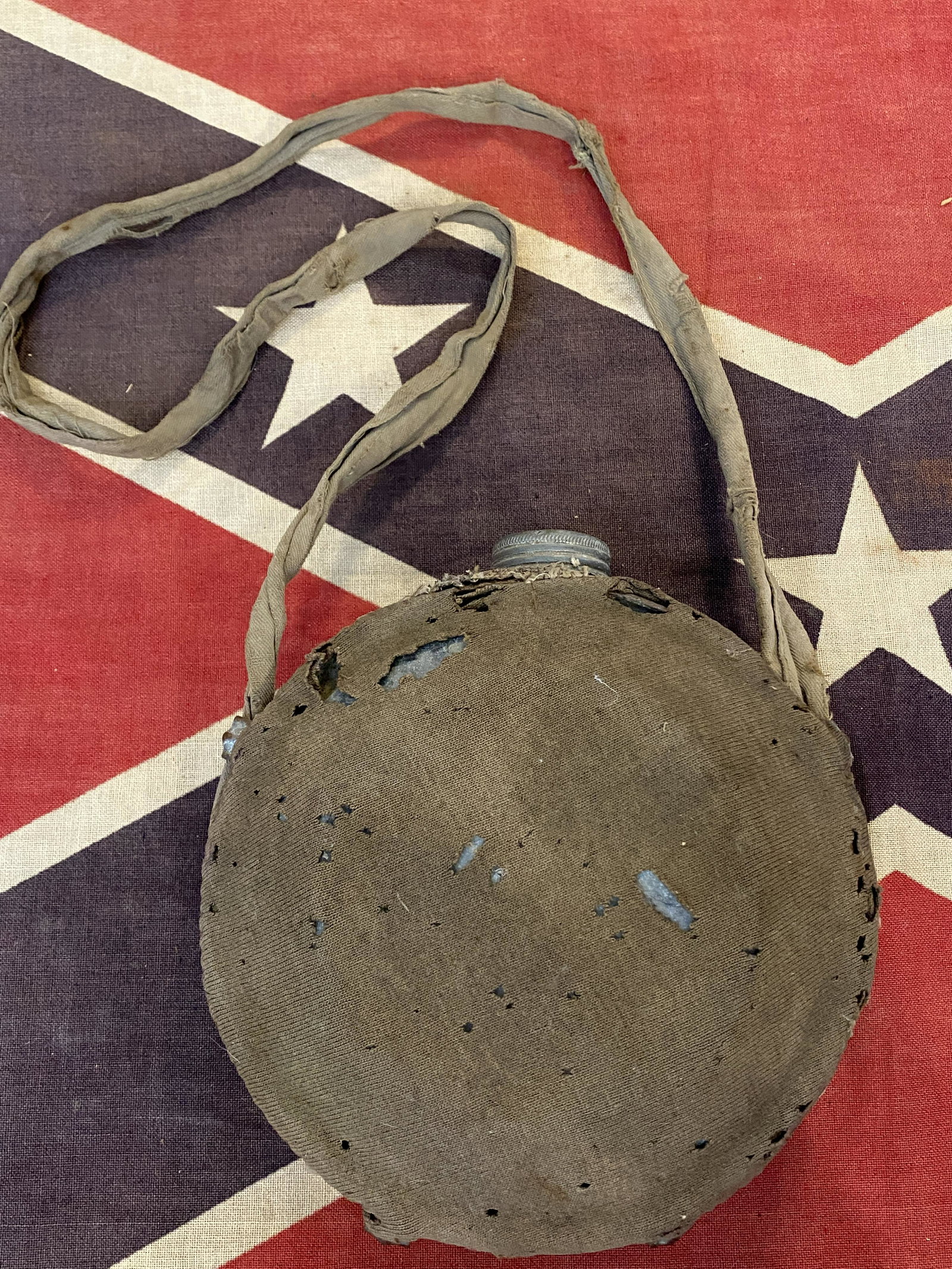CIVIL WAR CONFEDERATE BUTTERNUT CANVAS CANTEED W/SLING: CIVIL WAR CONFEDERATE BUTTERNUT CANVAS CANTEED W/SLING. IN MINT OVERALL SHAPE AND CONDITION WITH A BEAUTIFUL OVERALL PATINA. A GREAT FIND AND AN EXCELLENT ADDITION TO YOUR COLLECTION.
