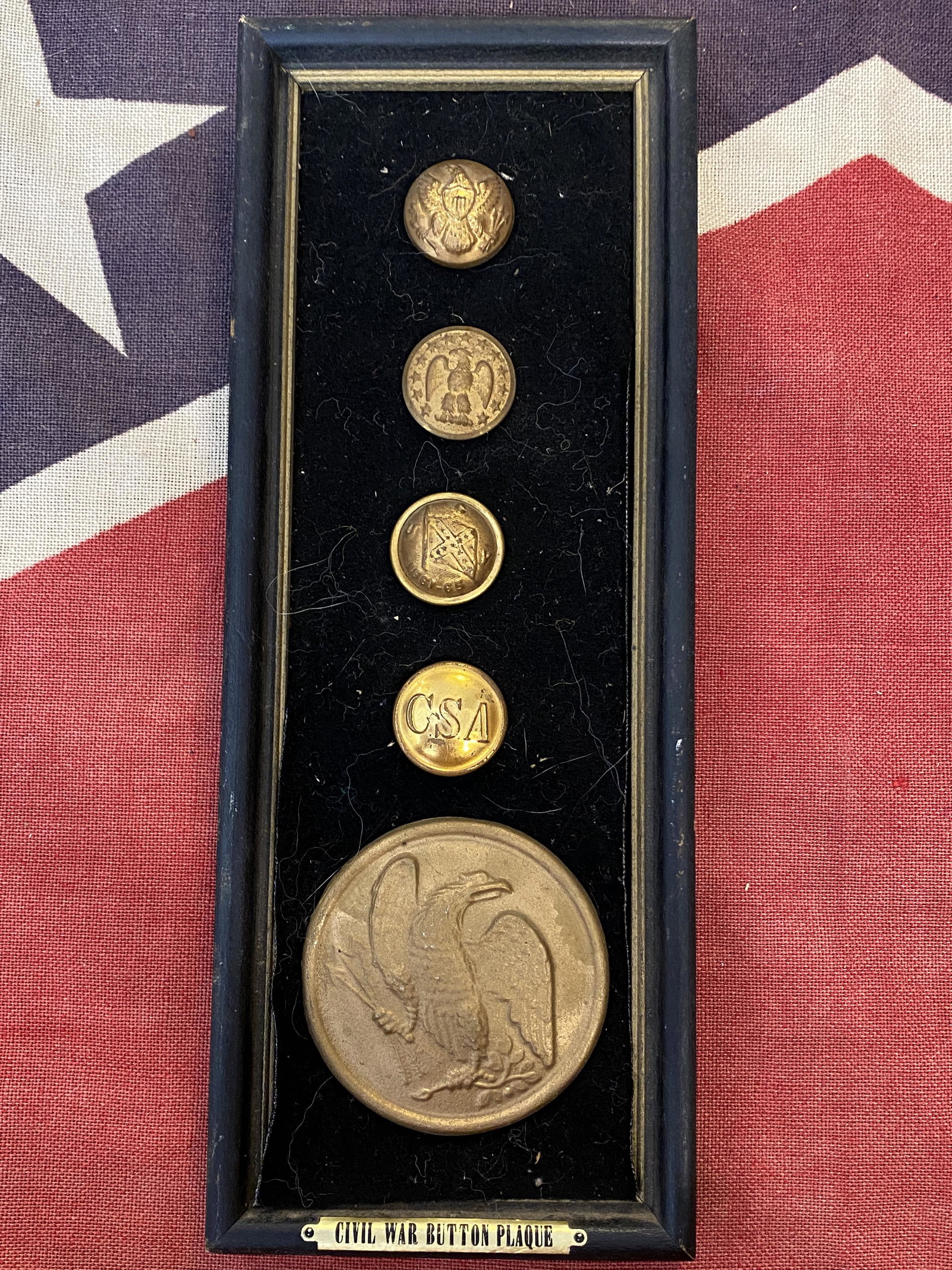 RARE CIVIL WAR BUTTON COLLECTION WALL PLAQUE: RARE CIVIL WAR BUTTON COLLECTION WALL PLAQUE. IN GOOD OVERALL SHAPE AND CONDITION. A GREAT FIND AND AN EXCELLENT ADDITION TO YOUR COLLECTION.