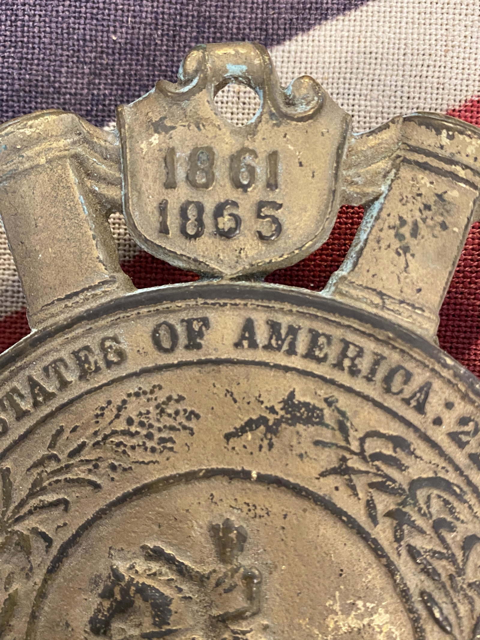 RARE CIVIL WAR CONFEDERATE UCV WALL PLAQUE: RARE CIVIL WAR CONFEDERATE UCV WALL PLAQUE. IN GOOD OVERALL SHAPE AND CONDITION. A GREAT FIND AND AN EXCELLENT ADDITION TO YOUR COLLECTION.
