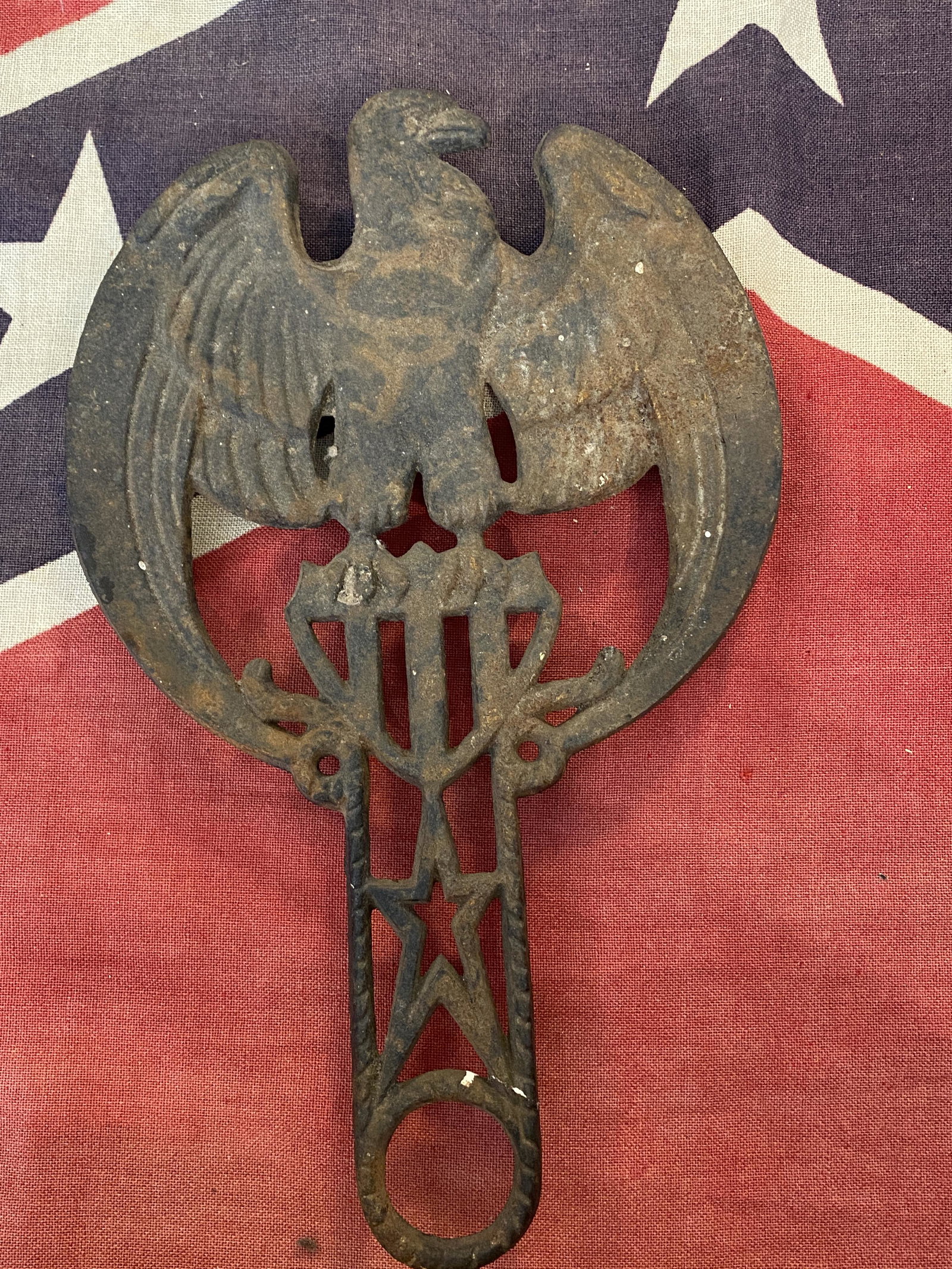 RARE CIVIL WAR CONFEDERATE BUILDING METAL EAGLE PLAQUE: RARE CIVIL WAR CONFEDERATE BUILDING METAL EAGLE PLAQUE. IN MINT OVERALL SHAPE AND CONDITION WITH A BEAUTIFUL OVERALL PATINA. A GREAT FIND AND AN EXCELLENT ADDITION TO YOUR COLLECTION.