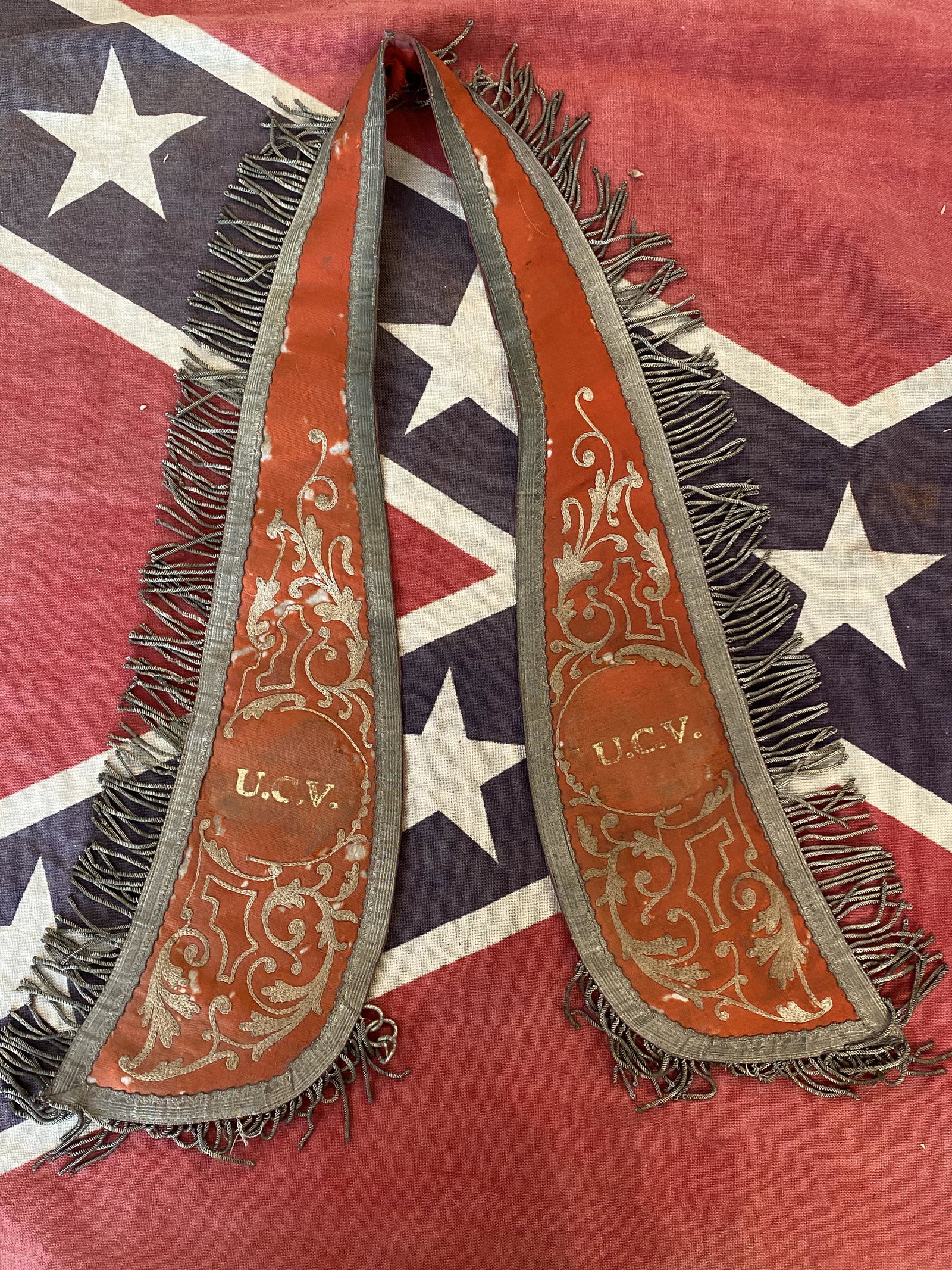 RARE CIVIL WAR CONFEDERATE UCV VET'S RIBBON SASH: RARE CIVIL WAR CONFEDERATE UCV VET'S RIBBON SASH. IN MINT OVERALL SHAPE AND CONDITION WITH A BEAUTIFUL OVERALL PATINA. A GREAT FIND AND AN EXCELLENT ADDITION TO YOUR COLLECTION.