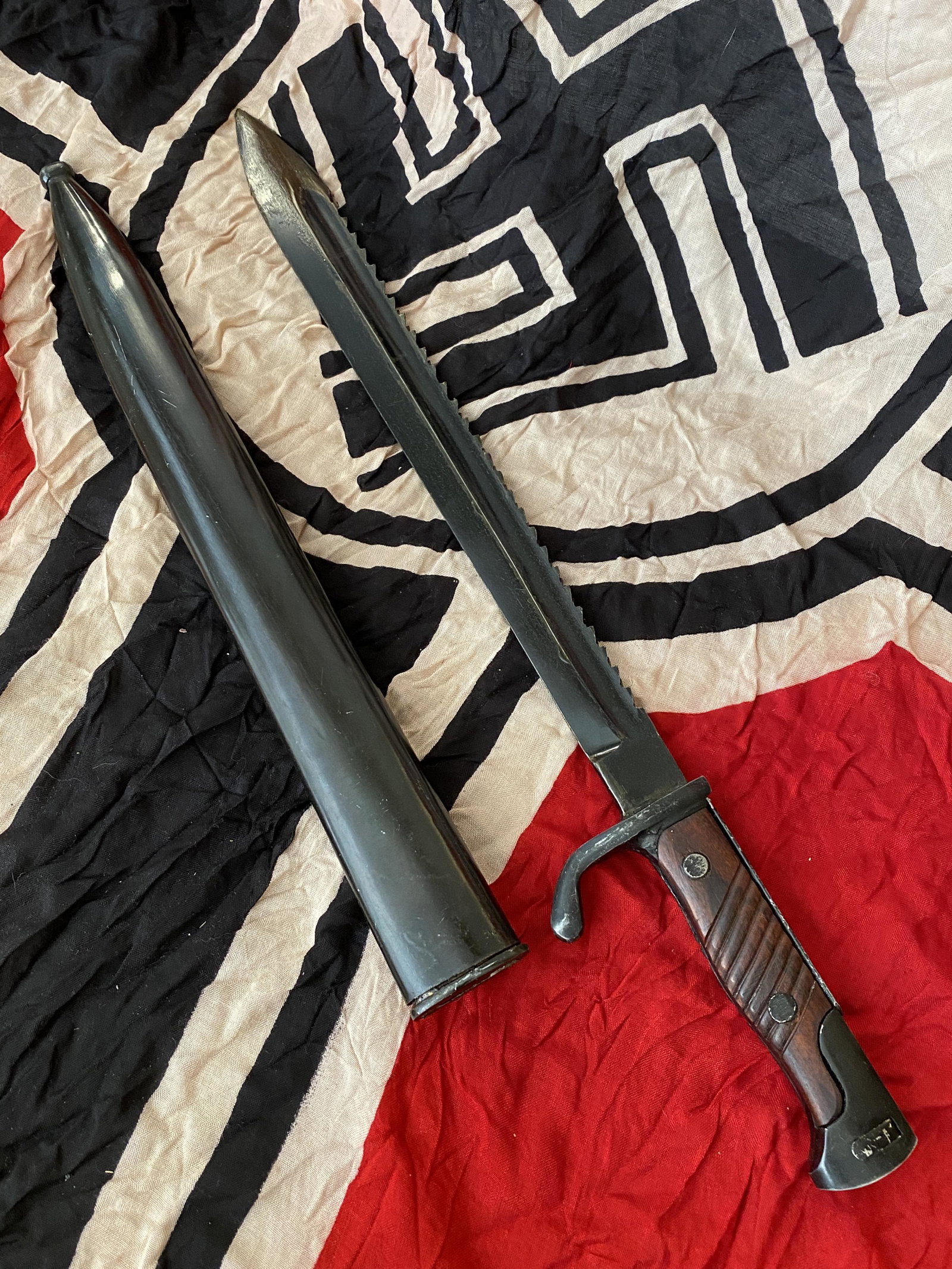 RARE WW2 GERMAN NAZI SAWBACK BAYONET W/SCABBARD: RARE WW2 GERMAN NAZI SAWBACK BAYONET W/SCABBARD. IN MINT OVERALL SHAPE AND CONDITION WITH A BEAUTIFUL OVERALL PATINA. HAS A GREAT LOOK TO IT WITH AN EXCELLENT OVERALL EYE APPEAL. SHOWS A TON OF BATTLE