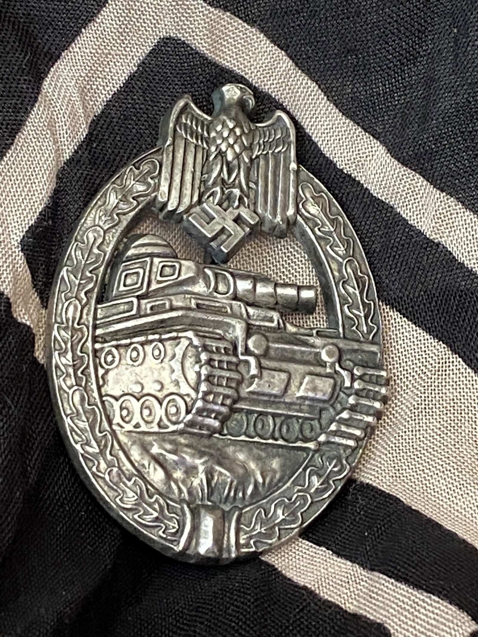 RARE WW2 GERMAN PANZER ASSAULT TANK BADGE: RARE WW2 GERMAN PANZER ASSAULT TANK BADGE - SILVER GRADE. IN GOOD OVERALL SHAPE AND CONDITION WITH A BEAUTIFUL OVERALL PATINA. HAS A GREAT LOOK TO IT WITH AN EXCELLENT OVERALL EYE APPEAL. HAS MAKER MA