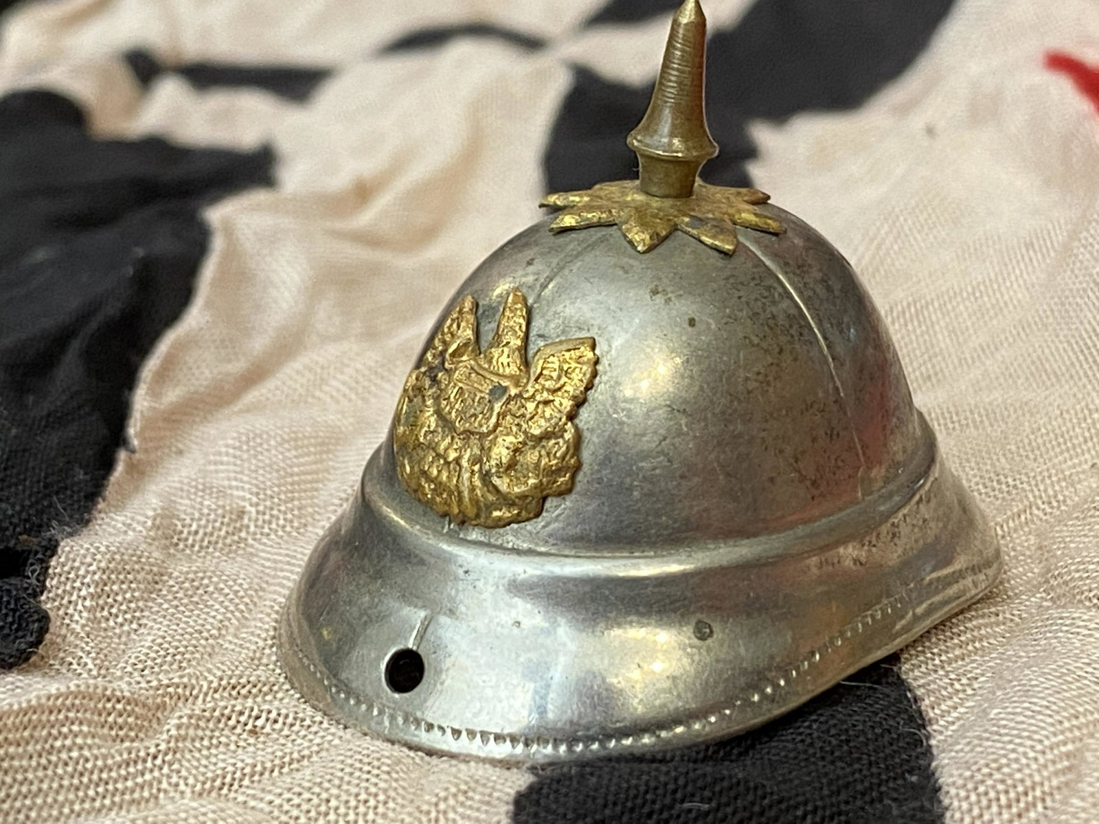 RARE WW1 GERMAN PRUSSIAN HAT BADGE: RARE WW1 GERMAN PRUSSIAN HAT BADGE. IN GOOD OVERALL SHAPE AND CONDITION WITH A BEAUTIFUL OVERALL PATINA. A GREAT FIND AND AN EXCELLENT ADDITION TO YOUR COLLECTION.