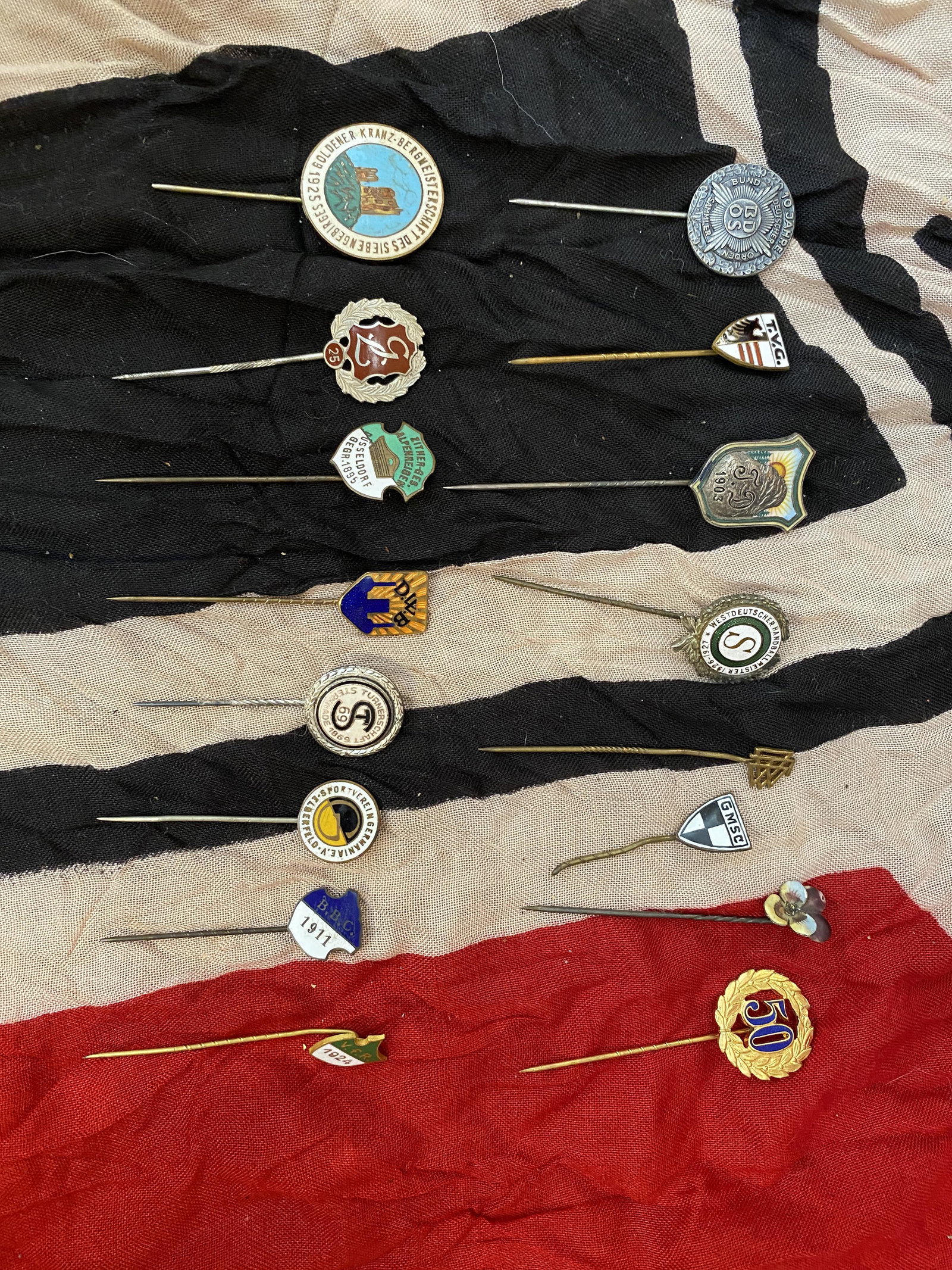 RARE LOT OF (16) GERMAN WW1 PRUSSIAN PINS: RARE LOT OF (16) GERMAN WW1 PRUSSIAN PINS. IN MINT OVERALL SHAPE AND CONDITION WITH A BEAUTIFUL OVERALL PATINA. HAS A GREAT LOOK TO IT WITH AN EXCELLENT OVERALL EYE APPEAL. A GREAT FIND AND AN EXCELLE