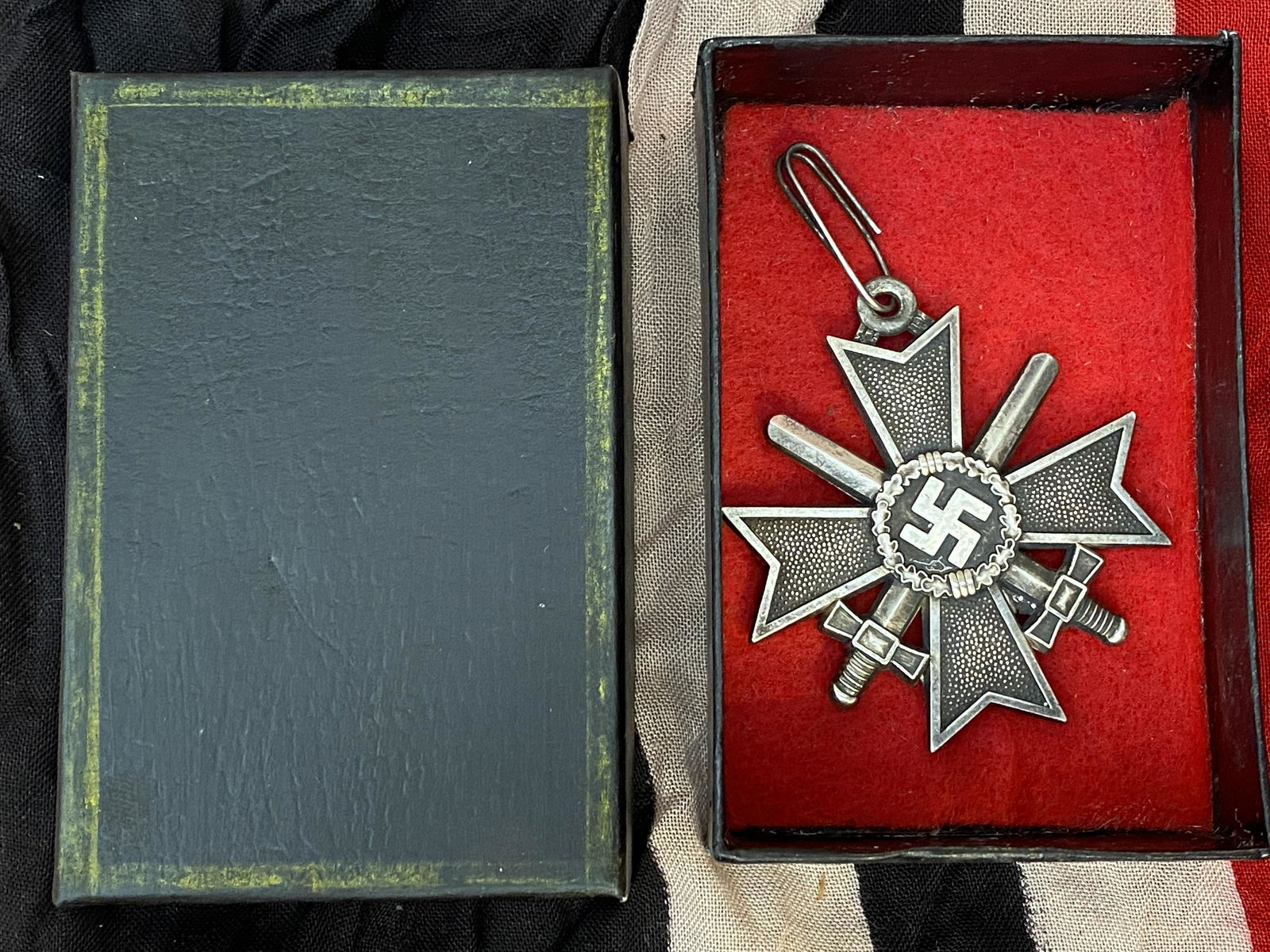 WW2 GERMAN WAR MERIT 1ST CLASS CROSS W/SWORDS: WW2 GERMAN WAR MERIT 1ST CLASS CROSS W/SWORDS. COMES IN THE ORIGINAL PICTURED BOX. HAS A GREAT LOOK TO IT WITH AN EXCELLENT OVERALL EYE APPEAL. A GREAT FIND AND AN EXCELLENT ADDITION TO YOUR COLLECTIO