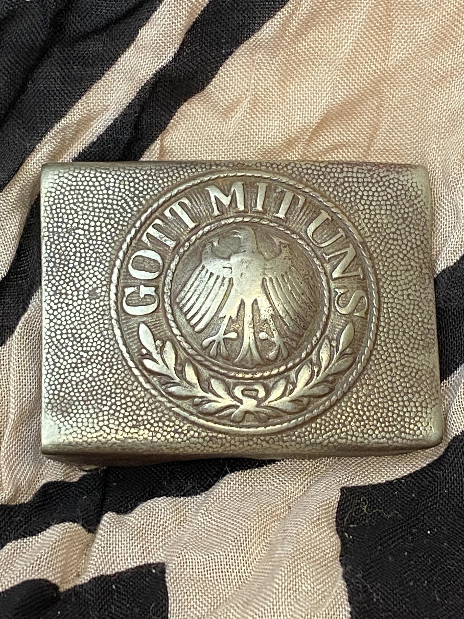 WW1 GERMAN GOTT MIT UNS SOLDIERS BELT BUCKLE: WW1 GERMAN GOTT MIT UNS SOLDIERS BELT BUCKLE. IN MINT OVERALL SHAPE AND CONDITION WITH A BEAUTIFUL OVERALL PATINA. A GREAT FIND AND AN EXCELLENT ADDITION TO YOUR COLLECTION.