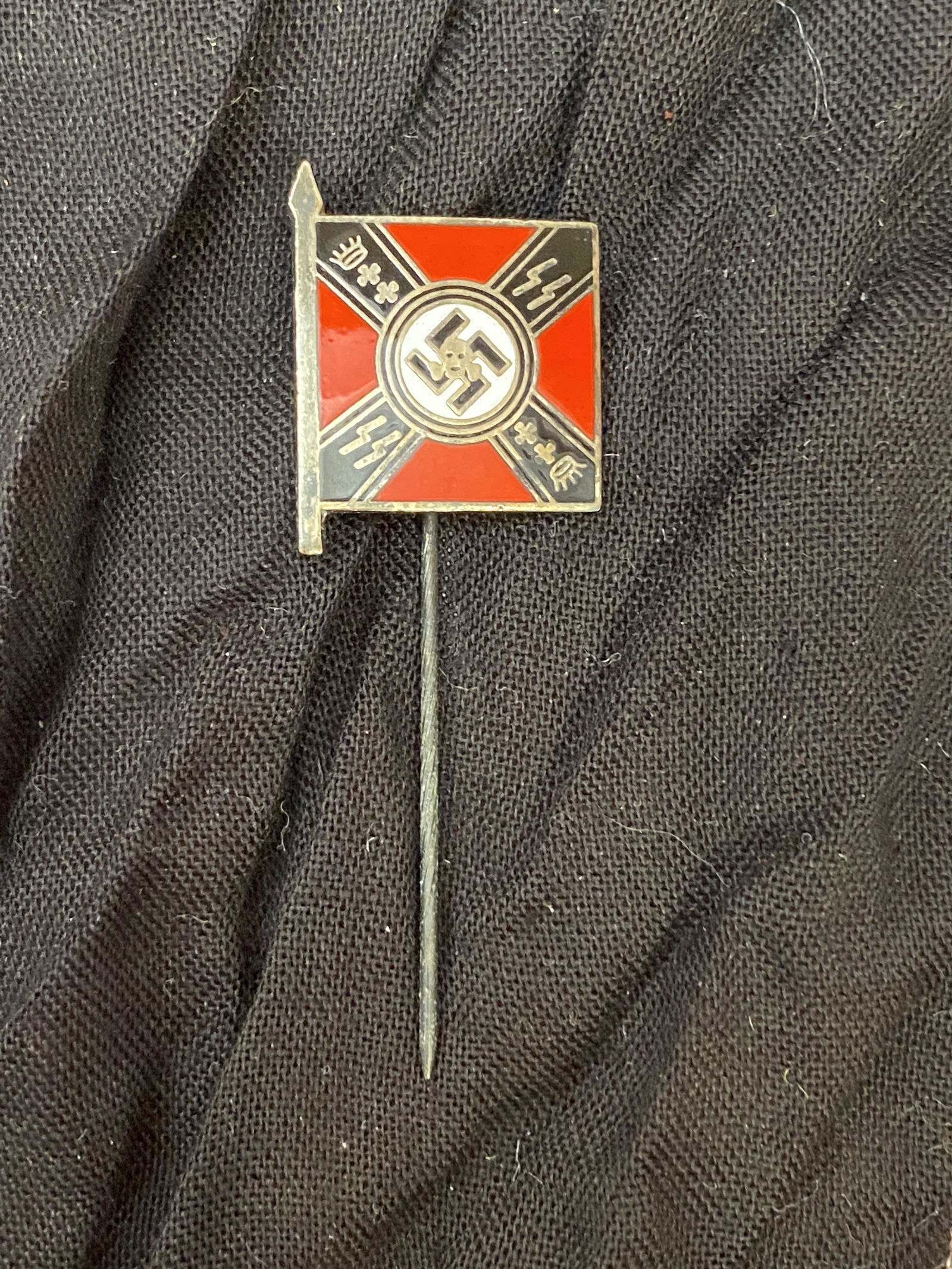 RARE WW2 GERMAN SS FLAG PIN: RARE WW2 GERMAN SS FLAG PIN. IN GOOD OVERALL SHAPE AND CONDITION WITH A BEAUTIFUL OVERALL PATINA. A GREAT FIND AND AN EXCELLENT ADDITION TO YOUR COLLECTION.