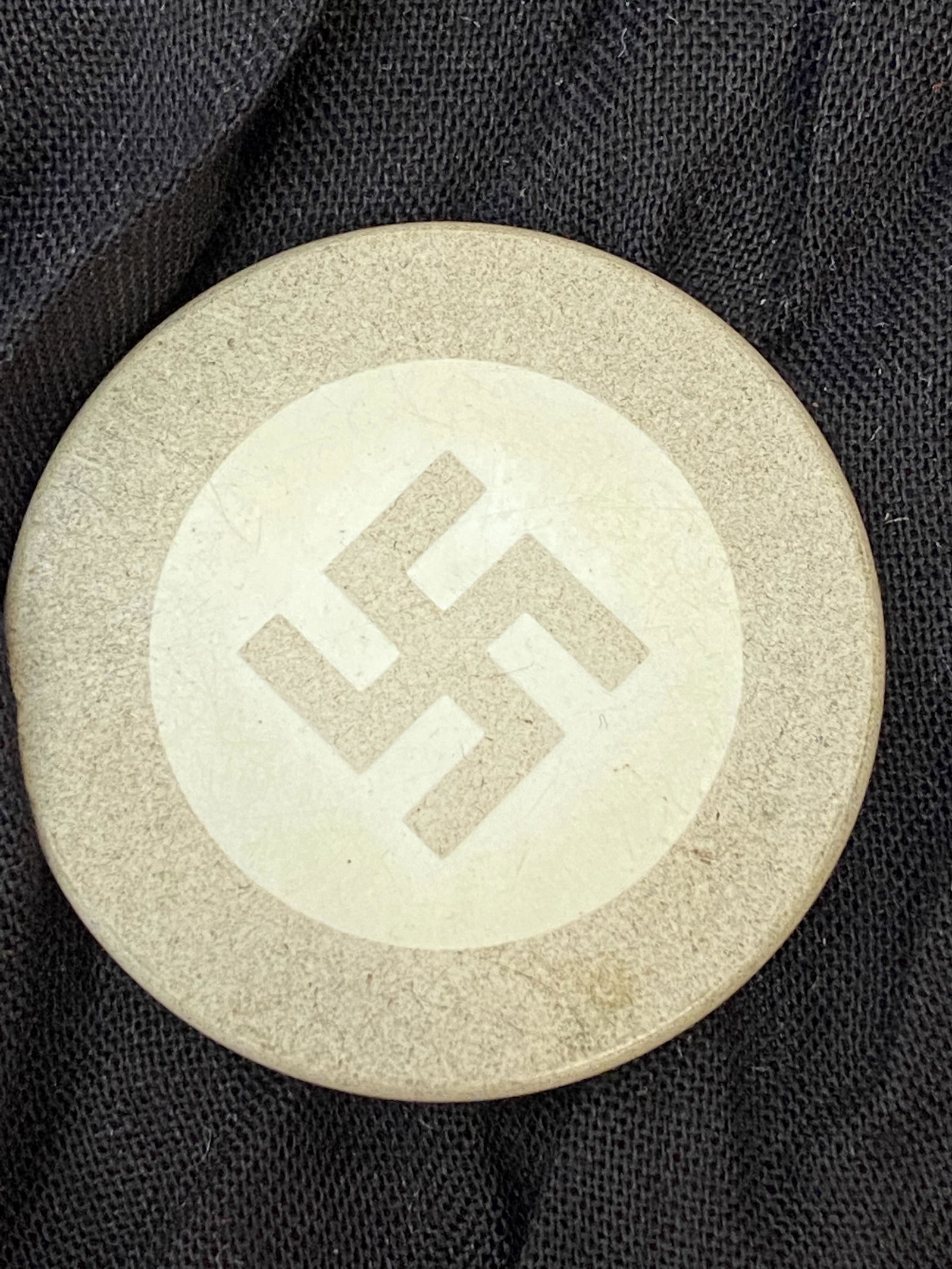 RARE WW2 GERMAN NAZI SWASTIKA POKER CHIP: RARE WW2 GERMAN NAZI SWASTIKA POKER CHIP. A GREA FIND AND AN EXCELLENT ADDITION TO YOUR COLLECTION.