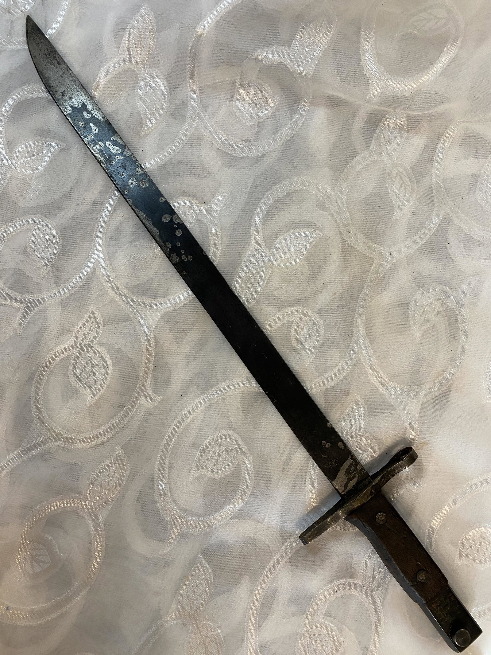 WW2 ERA BAYONET WITH MARKINGS: WW2 ERA BAYONET WITH MARKINGS. IN GOOD OVERALL SHAPE AND CONDITION WITH A BEAUTIFUL OVERALL PATINA. THE BLADE IS MARKED - VIEW PICTURES. A GREAT FIND AND AN EXCELLENT ADDITION TO YOUR COLLECTION.