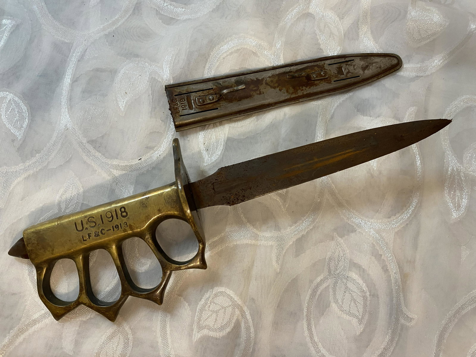 RARE WW1 MARK I TRENCH KNIFE W/SCABBARD L.F.&C: RARE WW1 MARK I TRENCH KNIFE W/SCABBARD L.F.&C. IN MINT OVERALL SHAPE AND CONDITION WITH A BEAUTIFUL OVERALL PATINA. HAS A GREAT LOOK TO IT WITH AN EXCELLENT OVERALL EYE APPEA. THIS TRENCH KNIFE HAS S