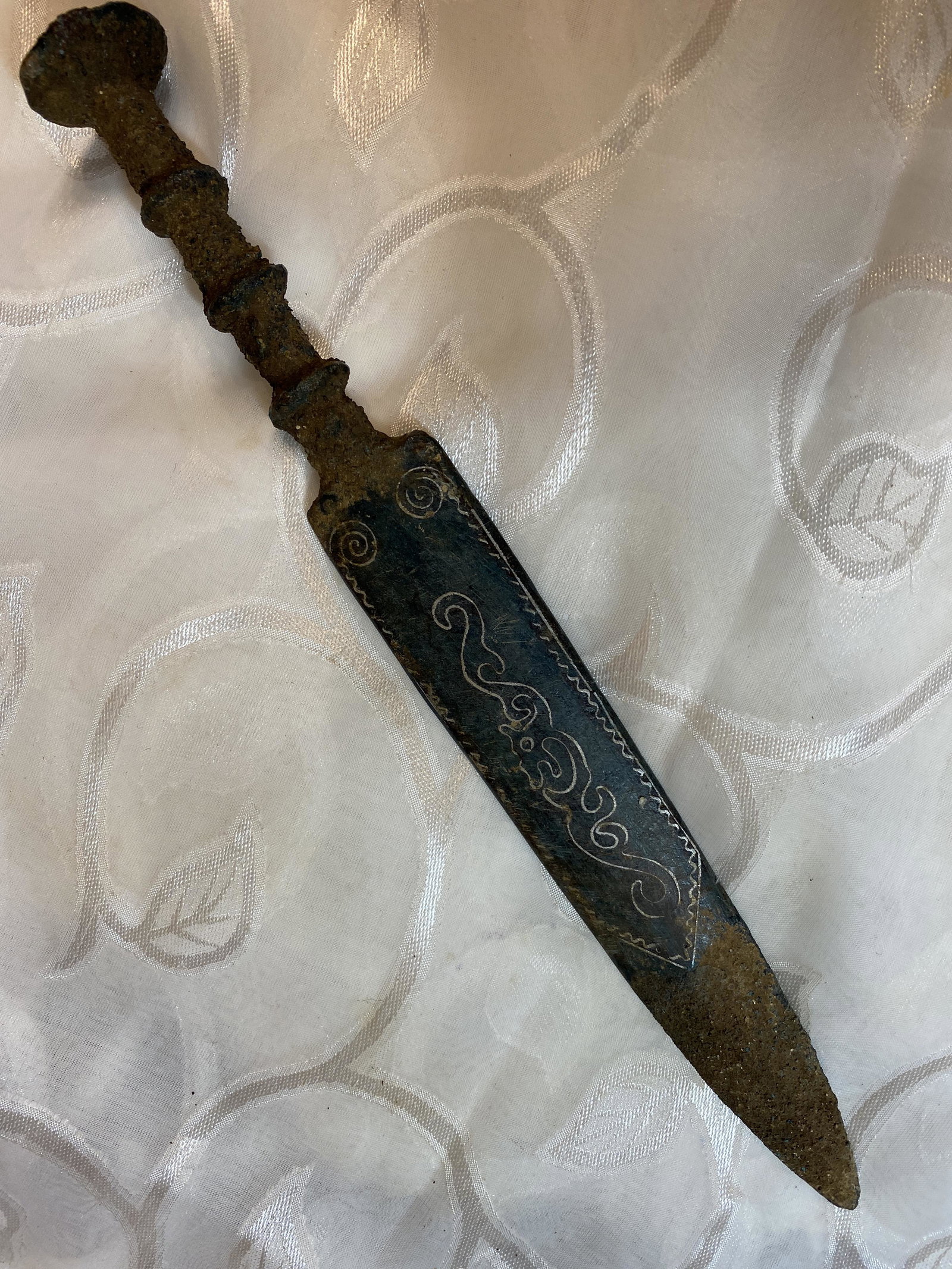 RARE 1800'S HAND FORGED SPEAR POINT: RARE 1800'S HAND FORGED SPEAR POINT. IN GOOD OVERALL SHAPE AND CONDITION WITH A BEAUTIFUL OVERALL PATINA. PLEASE VIEW ALL DETAILED PICTURES. A GREAT FIND AND AN EXCELLENT ADDITION TO YOUR COLLECTION.