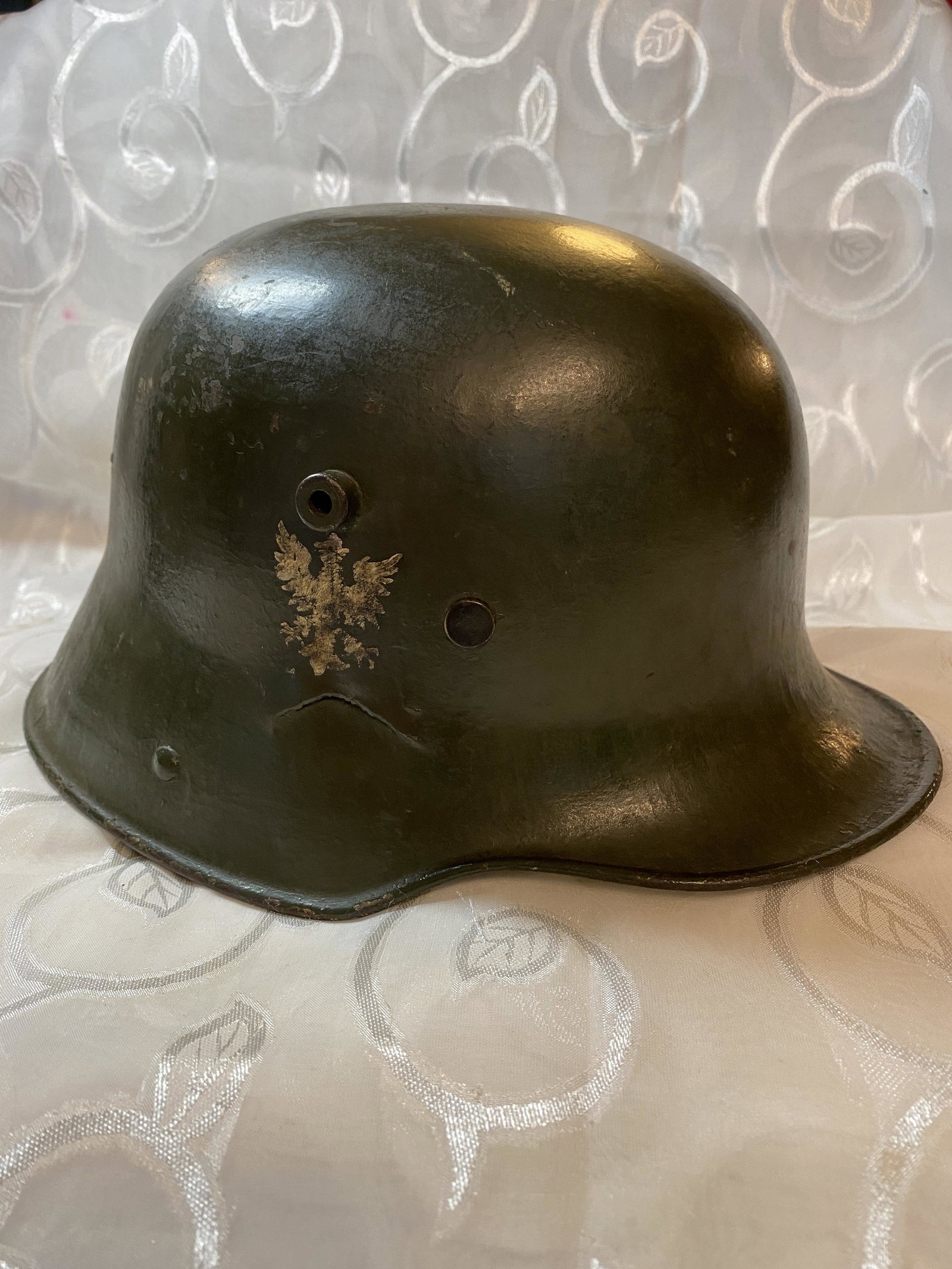 RARE WW1 GERMAN PRUSSIAN OFFICERS HELMET: RARE WW1 GERMAN PRUSSIAN OFFICERS HELMET. IN GOOD OVERALL SHAPE AND CONDITION. PLEASE VIEW ALL DETAILED PICTURES. A GREAT FIND AND AN EXCELLENT ADDITION TO YOUR COLLECTION.