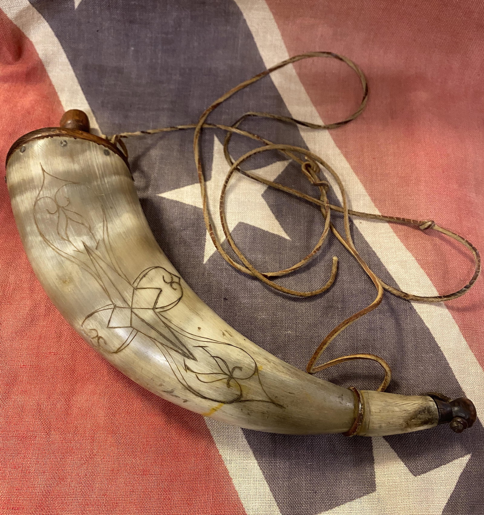RARE CONFEDERATE CIVIL WAR WARRIORS POWDER HORN: RARE CONFEDERATE CIVIL WAR WARRIORS POWDER HORN. IN GOOD OVERALL SHAPE AND CONDITION WITH A BEAUTIFUL OVERALL PATINA. HAS A GREAT LOOK TO IT WITH AN EXCELLENT OVERALL EYE APPEAL. A GREAT FIND AND AN E