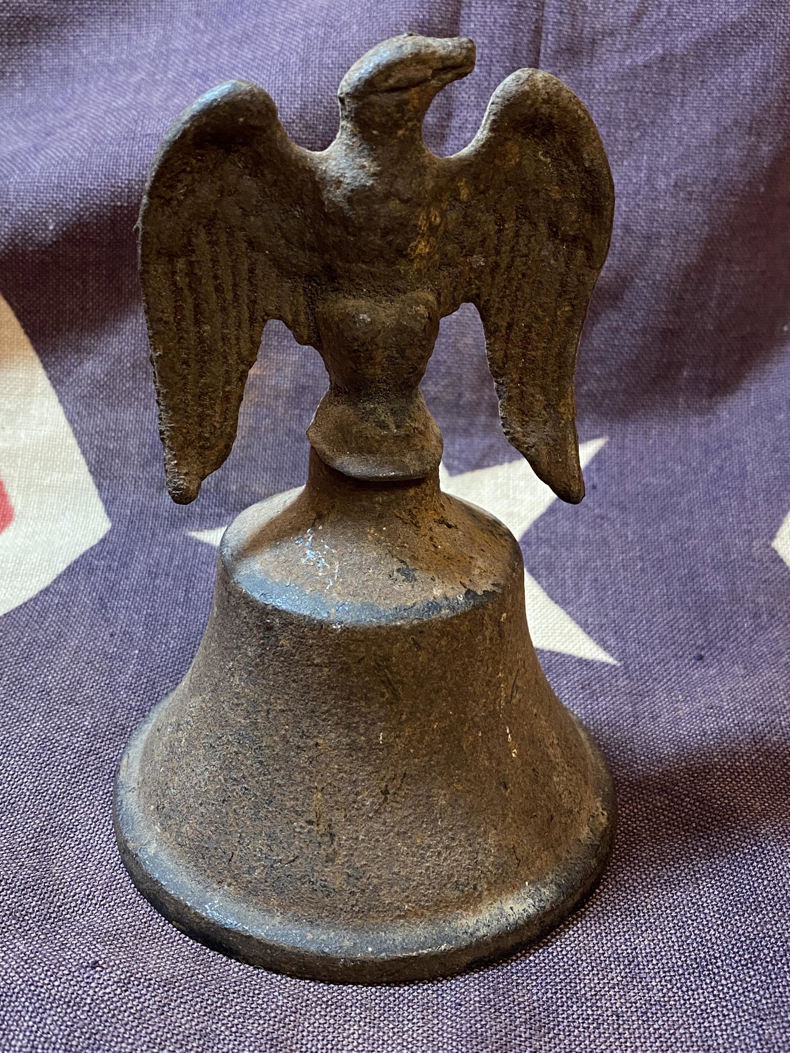 RARENCIVIL WAR CONFEDERATE EAGLE BELL: RARE CIVIL WAR CONFEDERATE EAGLE BELL. IN GOOD OVERALL SHAPE AND CONDITION WITH A BEAUTIFUL OVERALL PATINA. PLEASE VIEW ALL DETAILED PICTURES. A GREAT FIND AND AN EXCELLENT ADDITION TO YOUR COLLECTION